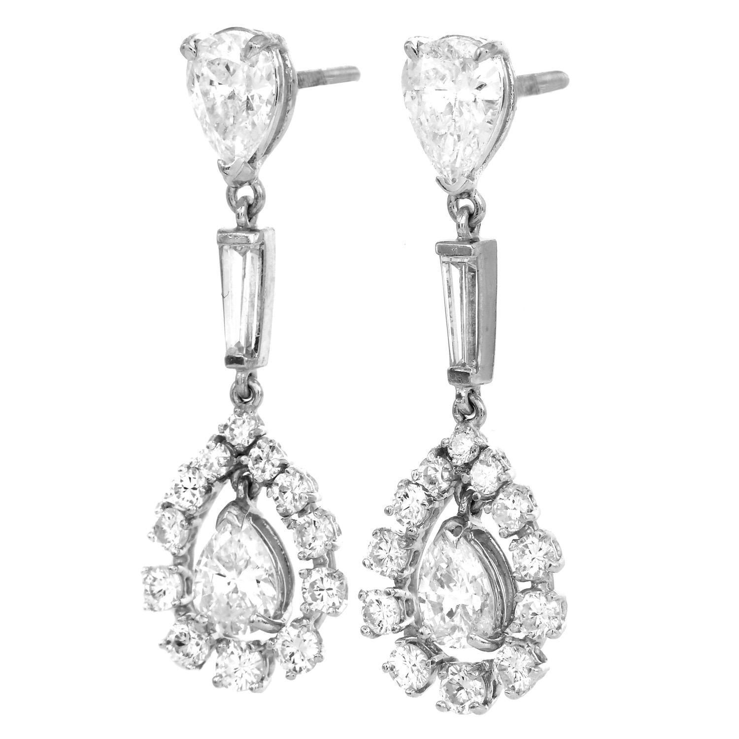 Prächtige, von Blumen inspirierte Tropfenohrringe voller Glitzer und Bewegung!

Diese verspielten Diamantohrringe wurden aus luxuriösem Platin gefertigt.

Mit (4) Diamanten im Birnenschliff, die in V-Zacken gefasst sind und zusammen etwa 2,75 Karat