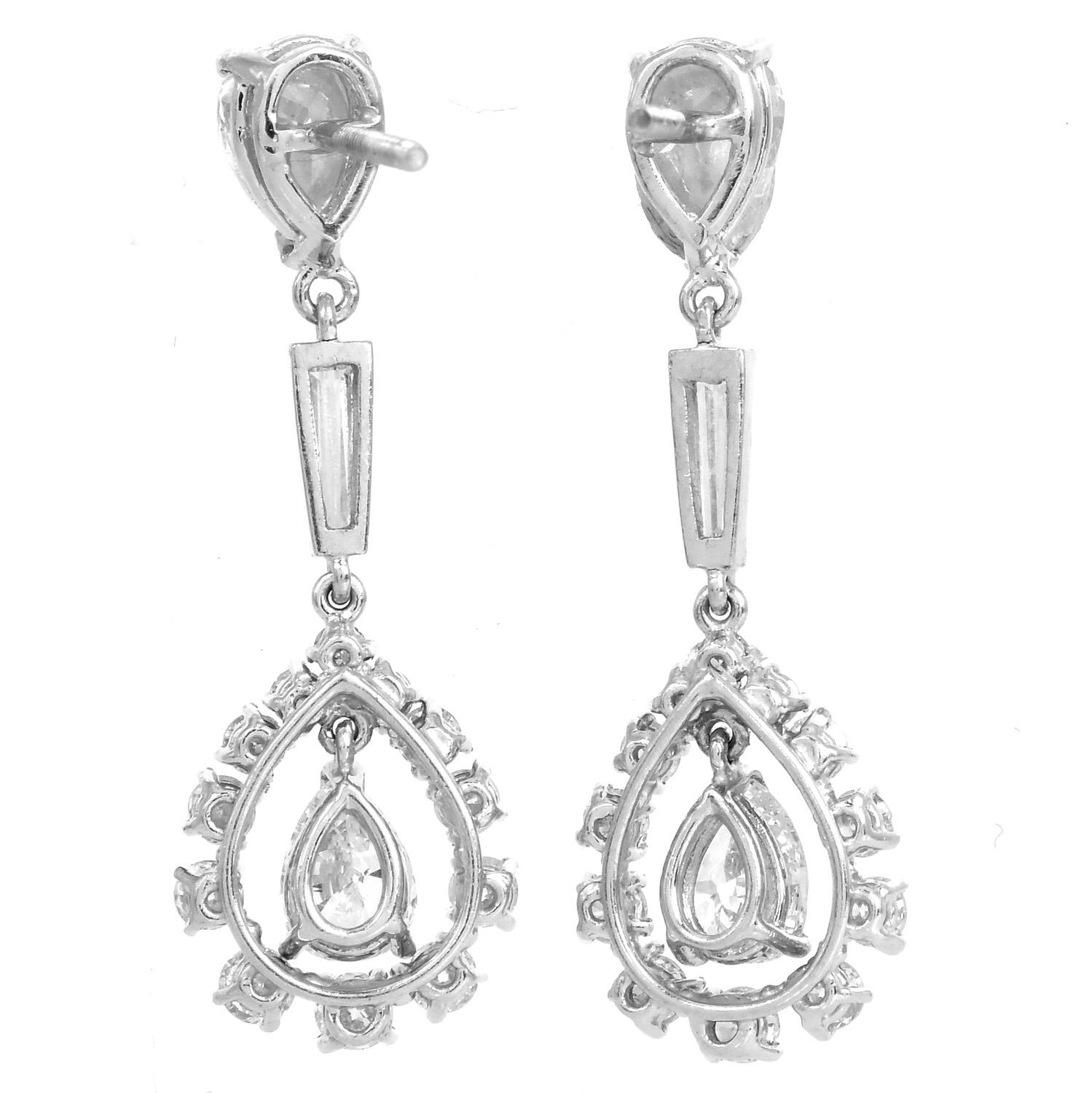 1980er Jahre Tropfenohrringe mit birnenförmigem Diamant-Platin-Blumen Halo Damen