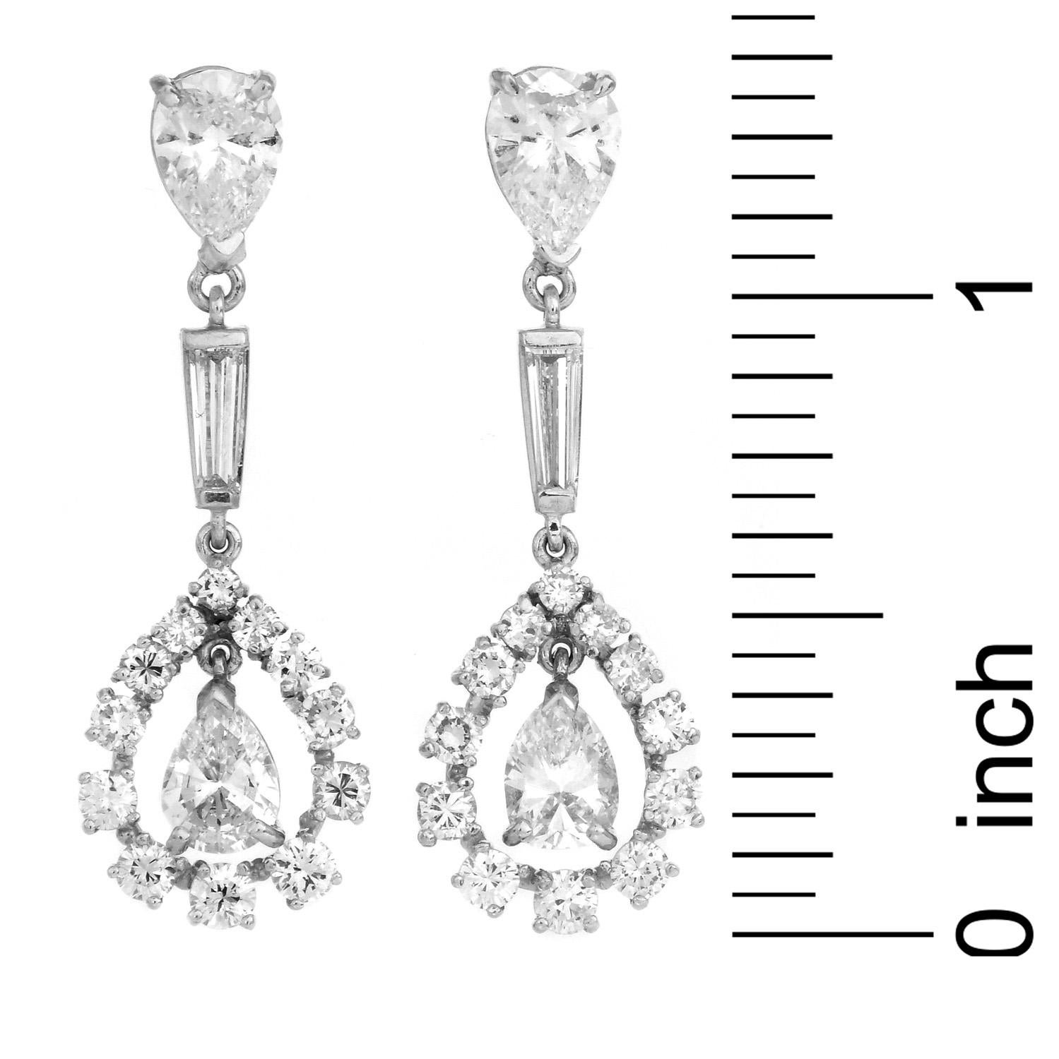 1980er Jahre Tropfenohrringe mit birnenförmigem Diamant-Platin-Blumen Halo 1