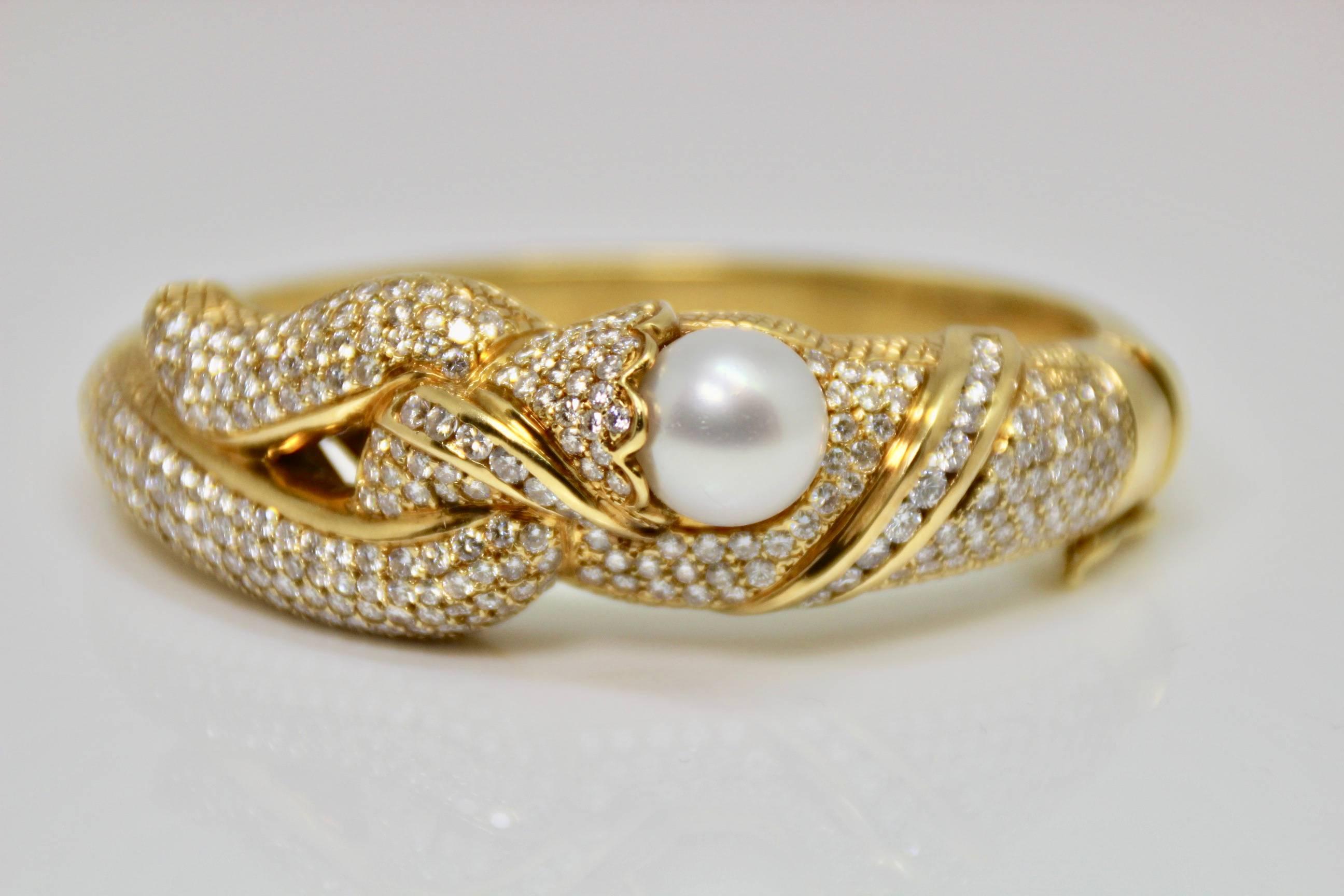 1980s Pearl and Diamond Hinged 18 Karat Yellow Gold Bangle Bracelet In New Condition For Sale In London, GB