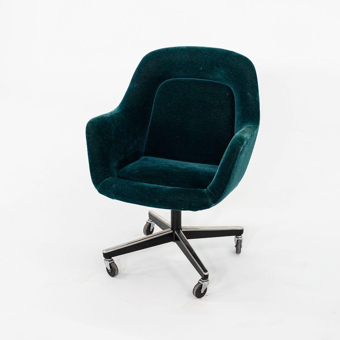 Dies ist ein Pearson Executive Chair, der 1966 von Max Pearson entworfen wurde. Diese Exemplare wurden in den 1980er Jahren von Knoll in den USA hergestellt. Das Design des Stuhls zeichnet sich durch einen gepolsterten Sitz mit Kanalsteppung aus und