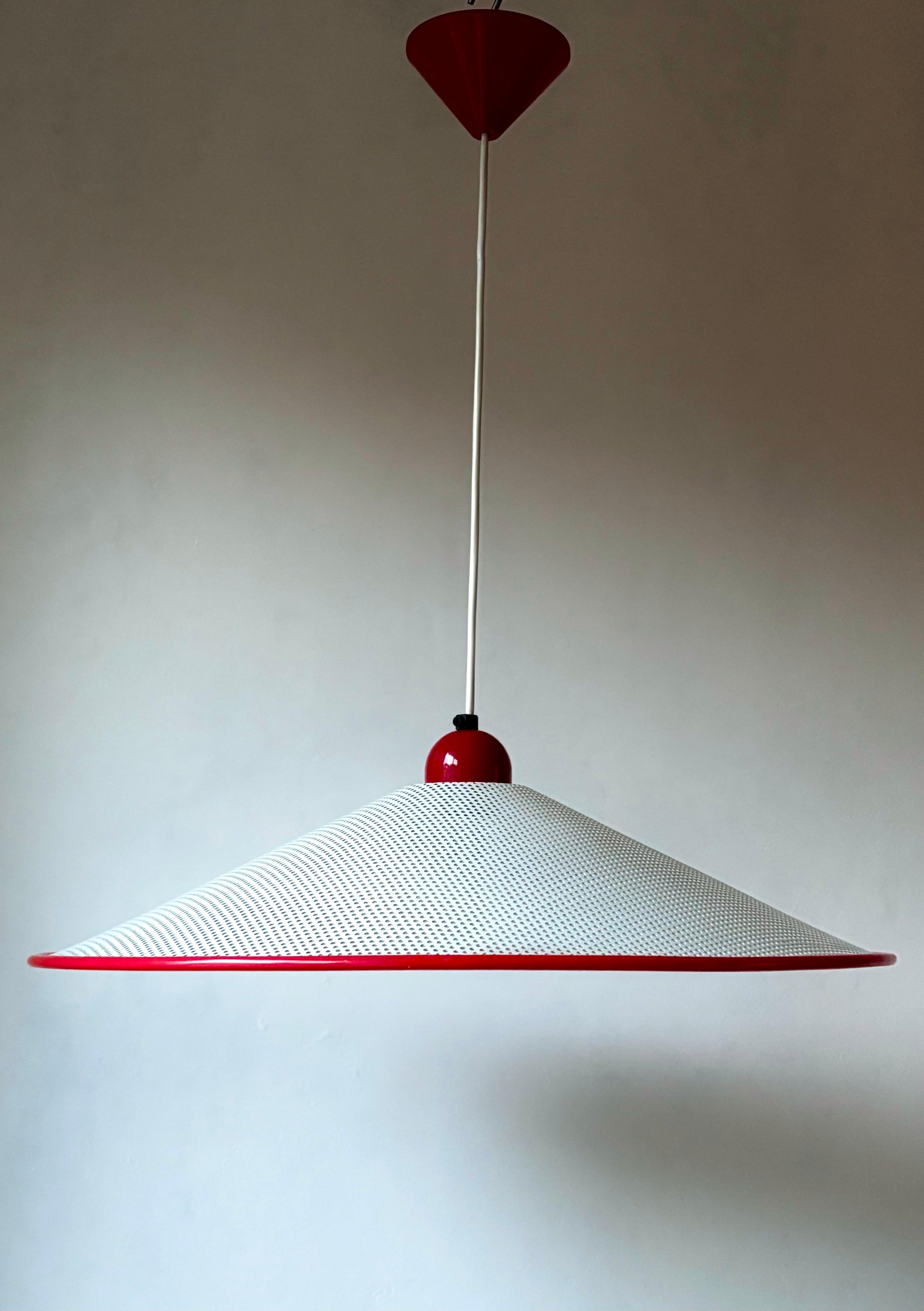 French vintage perforated metal wide cone pendant from the 1980s. Post-modern atomic age piece in the style of Mathieu Matégot and the Memphis group. Crisp white shade with bright red details. Hardwired for EU and US use. 
Great vintage condition.