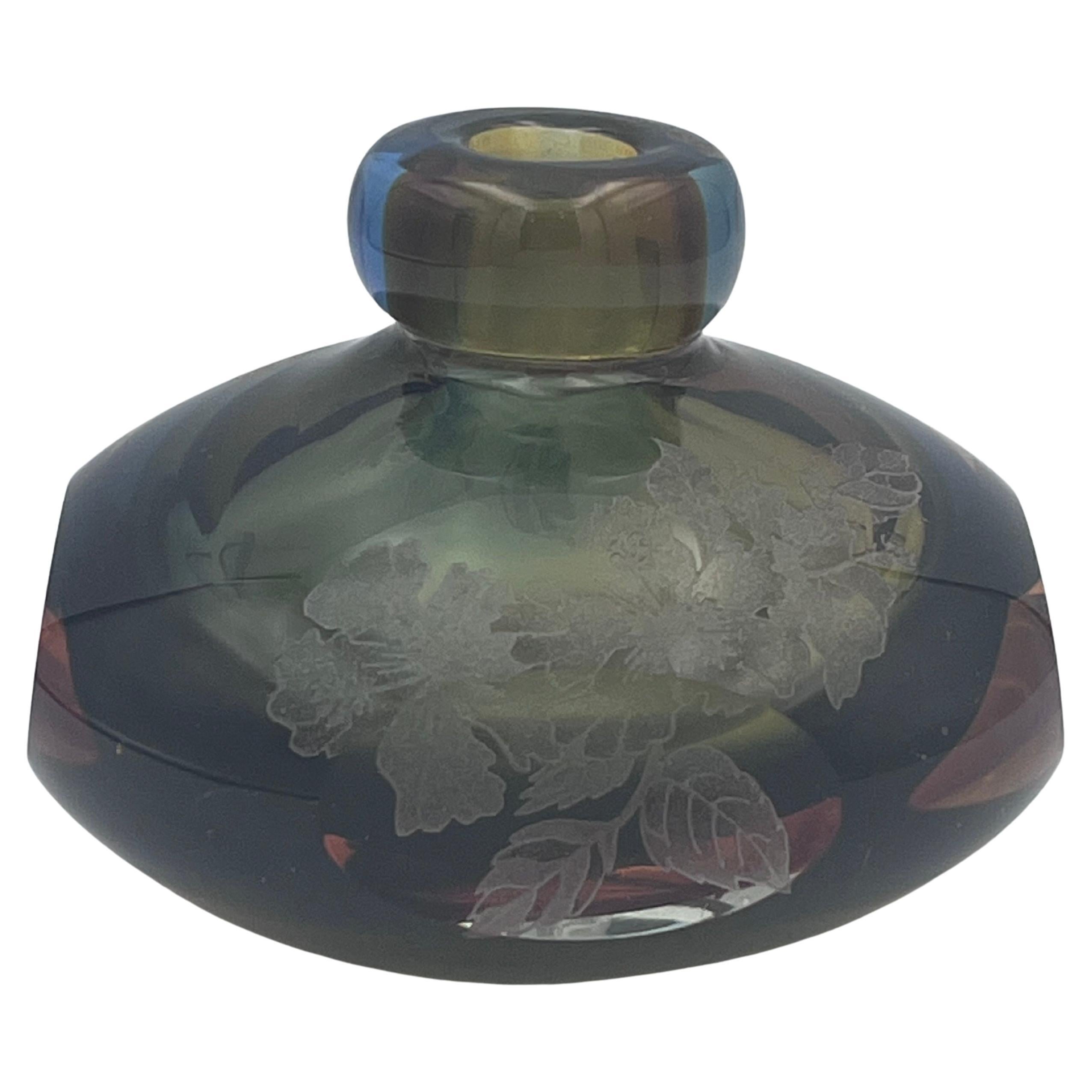 1980s Perry Coyle Blown and Etched Glass Vase – Signed Studio Art Glass in Amber and Grey-Green

This striking blown and etched studio glass vase by American glass artist Perry Coyle showcases the bold, expressive artistry of 1980s studio glass