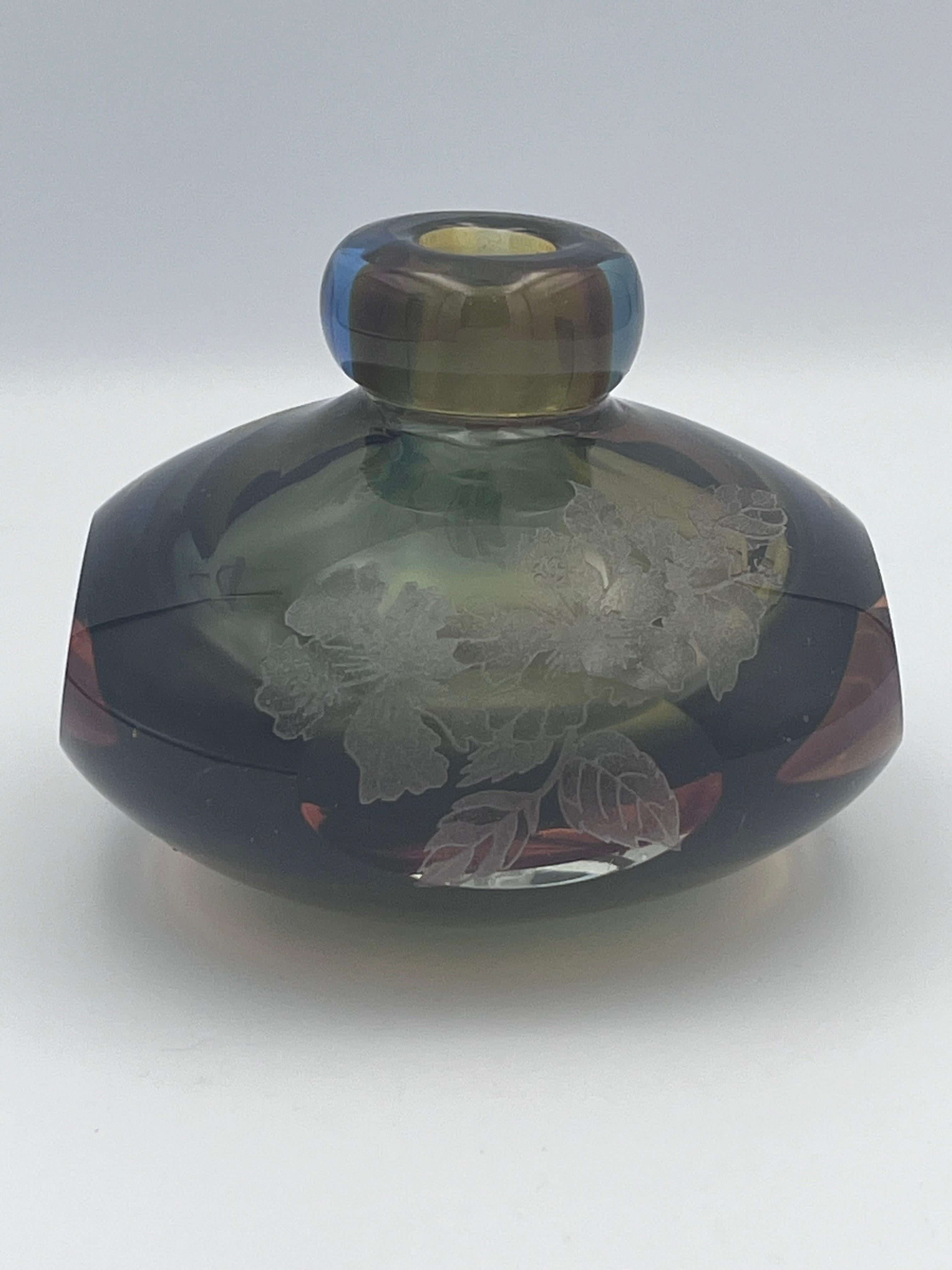 Americano 1980's Perry Coyle Blown, Cut and Etched Glass Floral Bud Vase in vendita