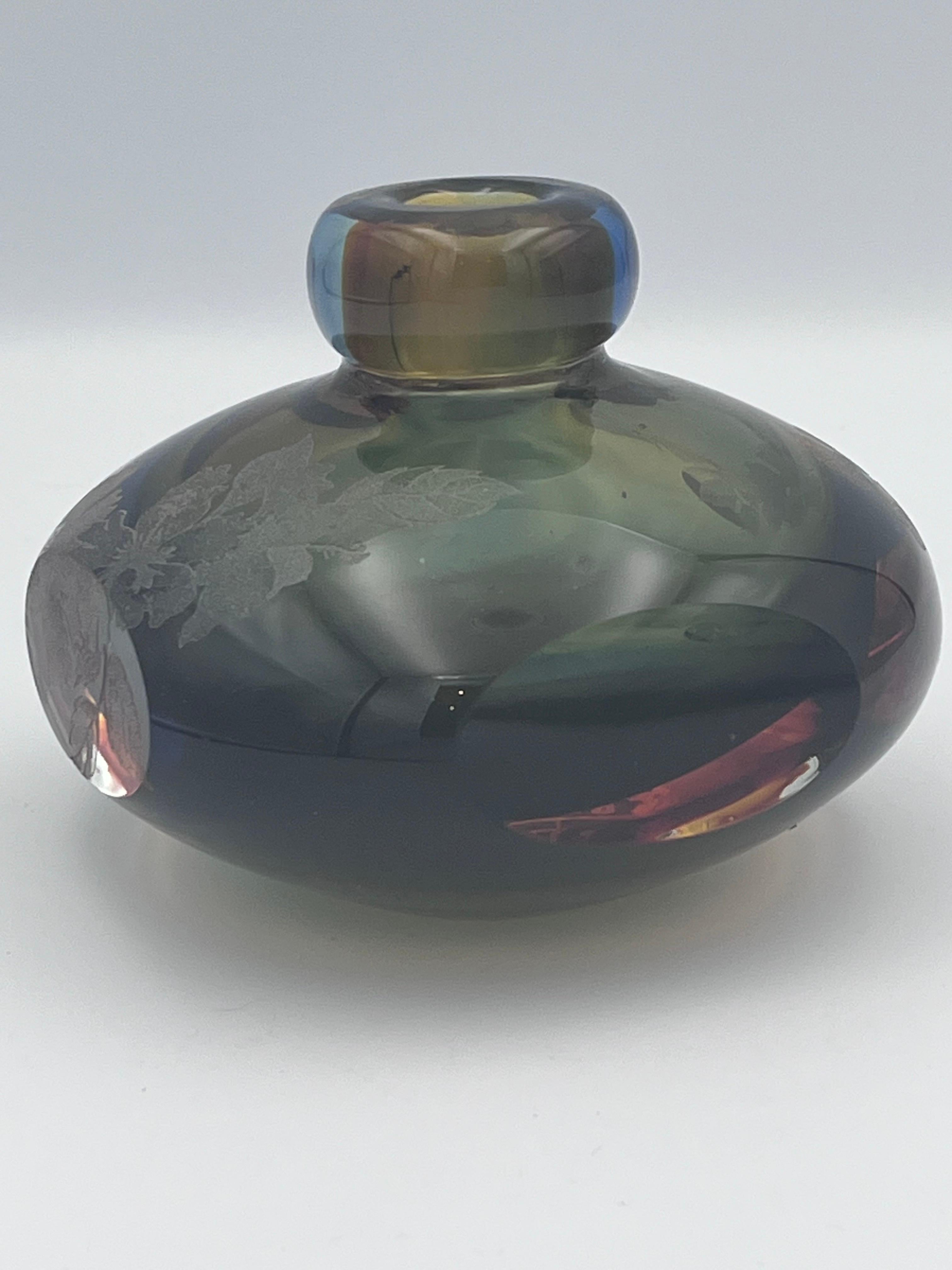 Realizzato con acquaforte 1980's Perry Coyle Blown, Cut and Etched Glass Floral Bud Vase in vendita