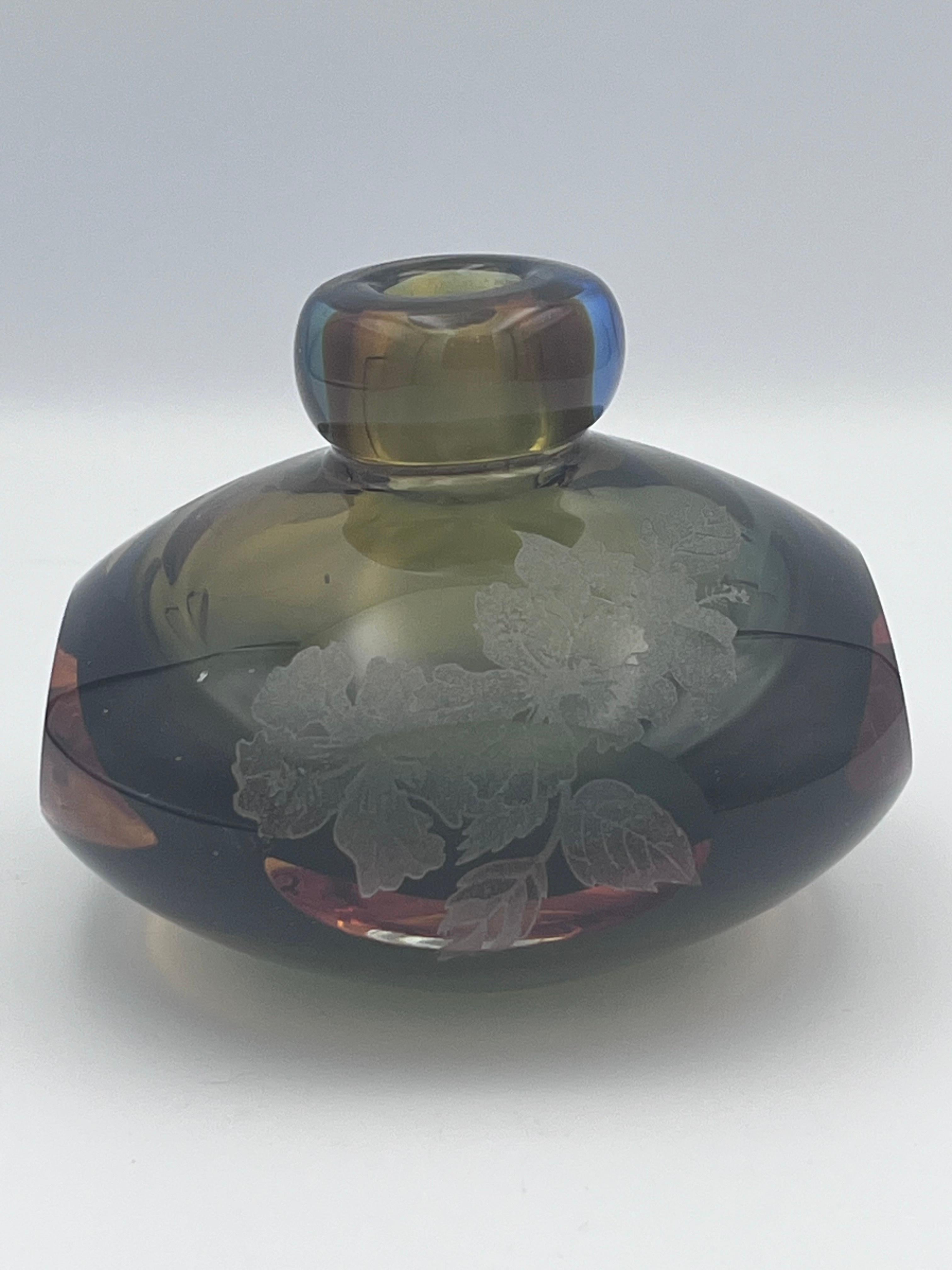 1980's Perry Coyle Blown, Cut and Etched Glass Floral Bud Vase In condizioni buone in vendita a Red Lion, PA