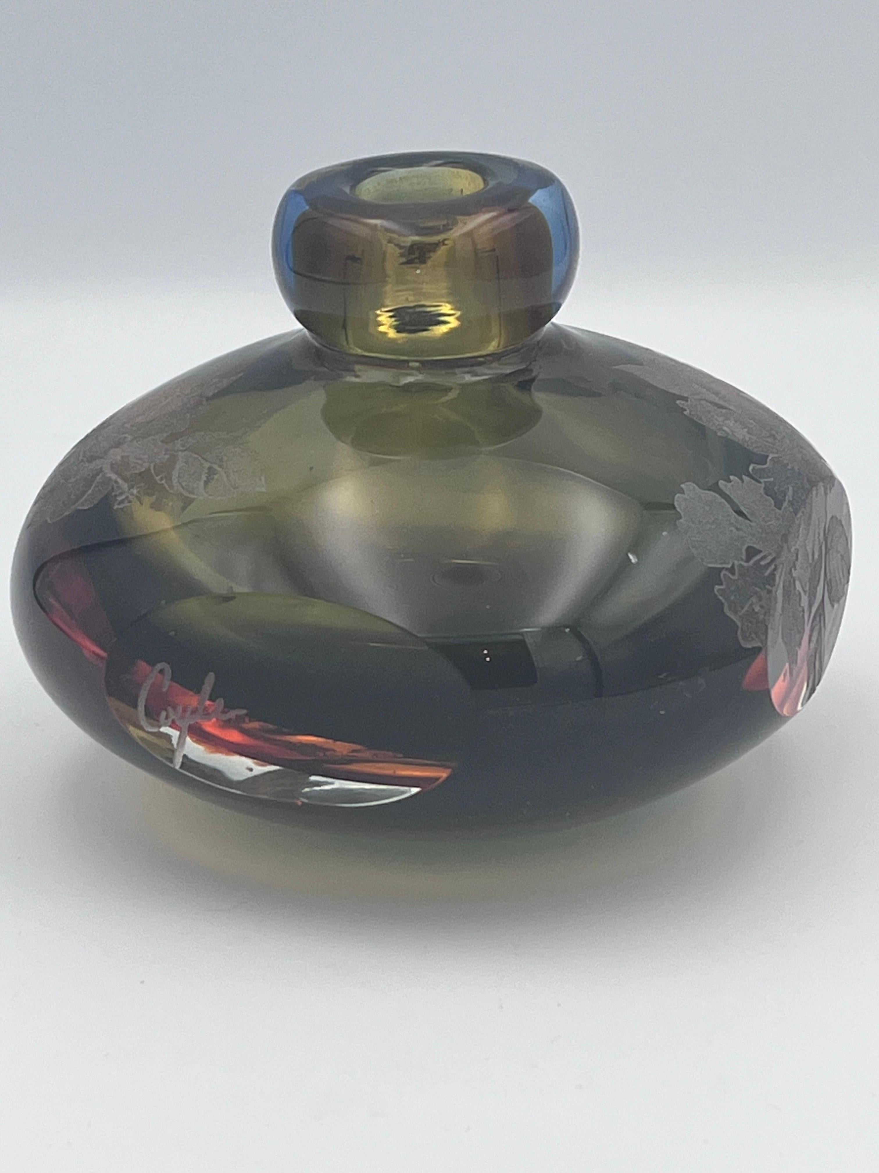 Fine XX secolo 1980's Perry Coyle Blown, Cut and Etched Glass Floral Bud Vase in vendita