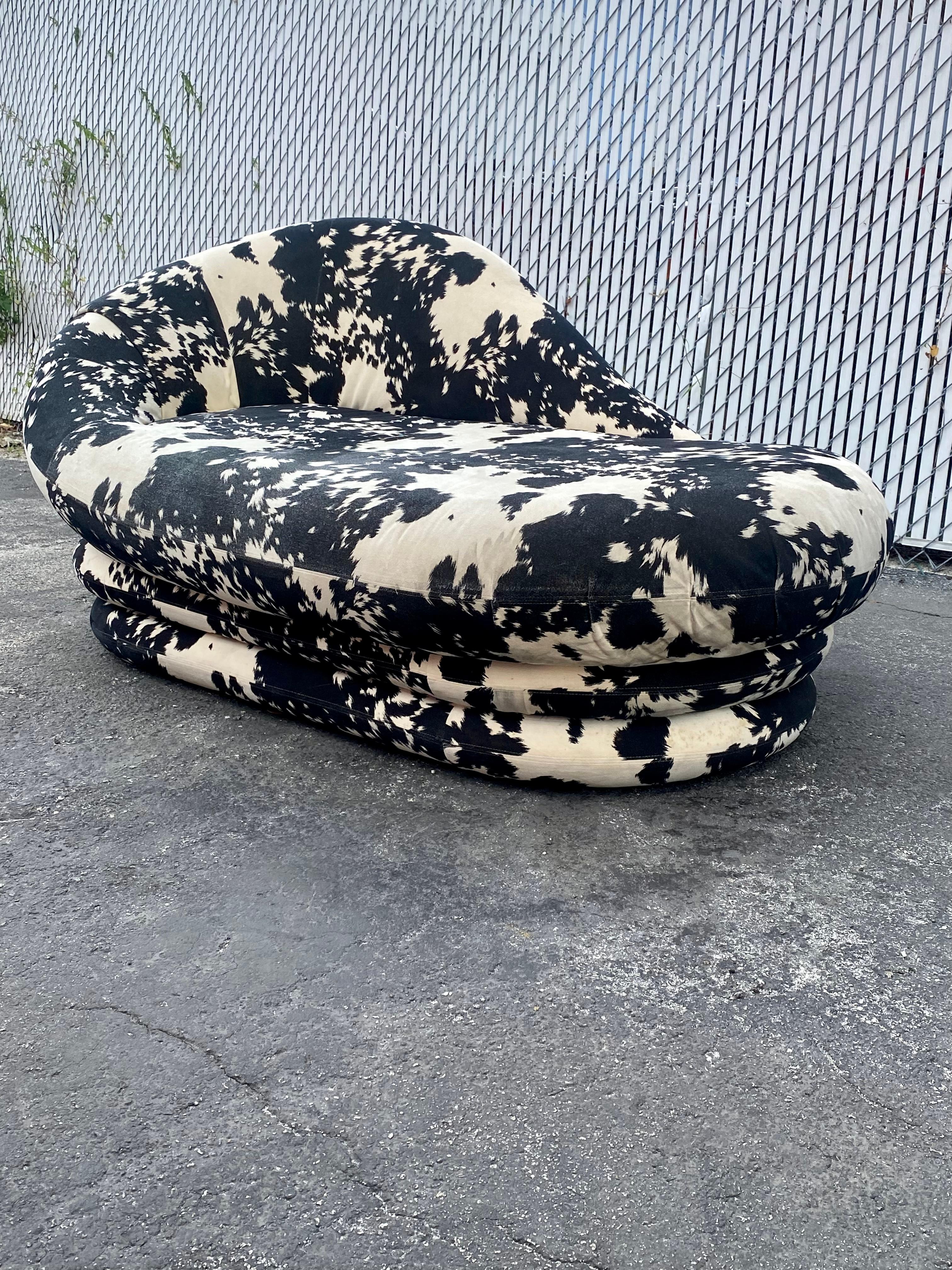 On offer on this occasion is one of the most stunning, rare, chaise you could hope to find. Outstanding design is exhibited throughout. The beautiful chaise is statement piece which is also extremely comfortable and packed with personality!  Firm