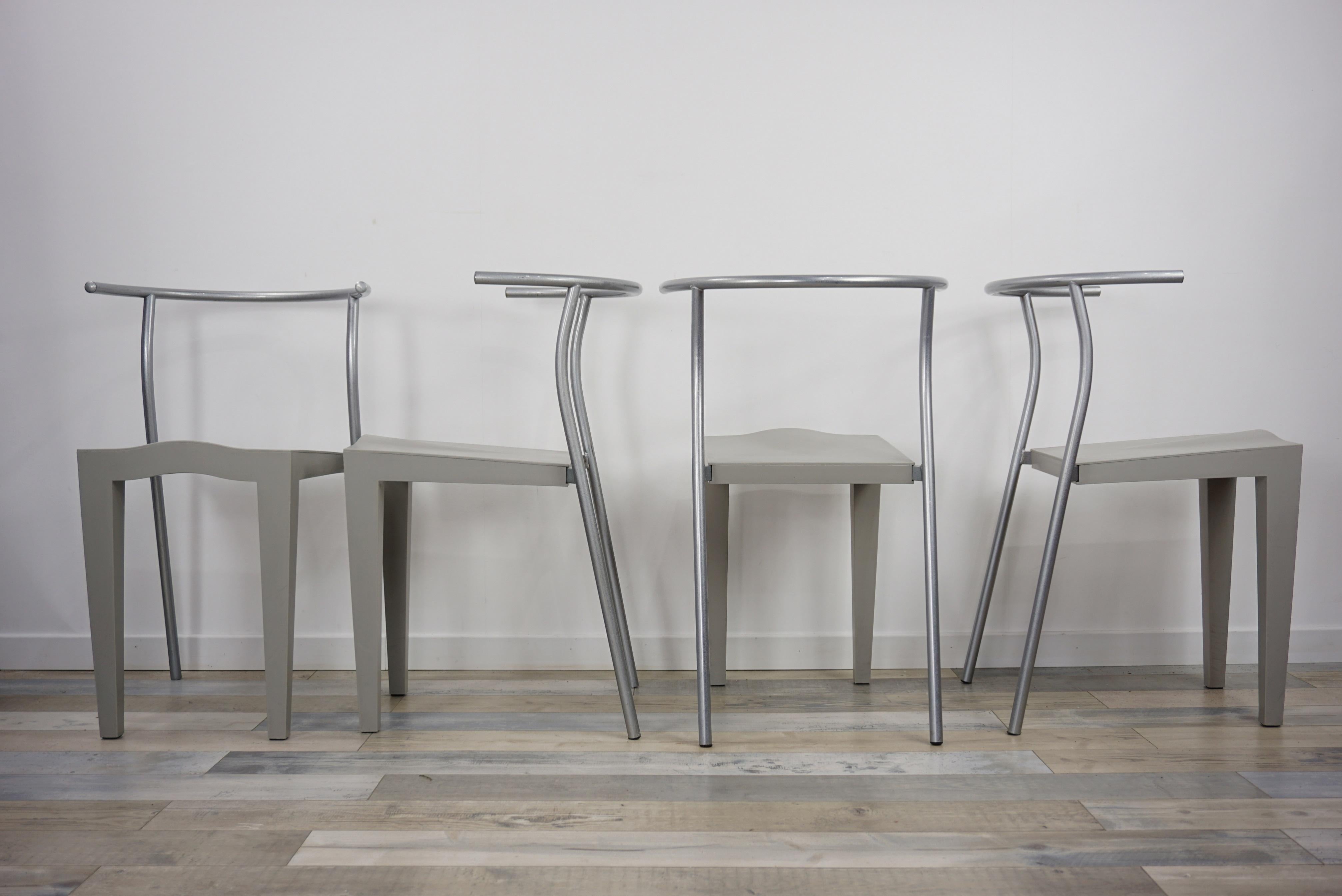 1980 Philippe Starck design set de 4 chaises Dr Glob modèle pour Kartell
Son design original en fait un must have !
Structure en polypropylène et aluminium brossé. 
Design:: pratique:: empilable.