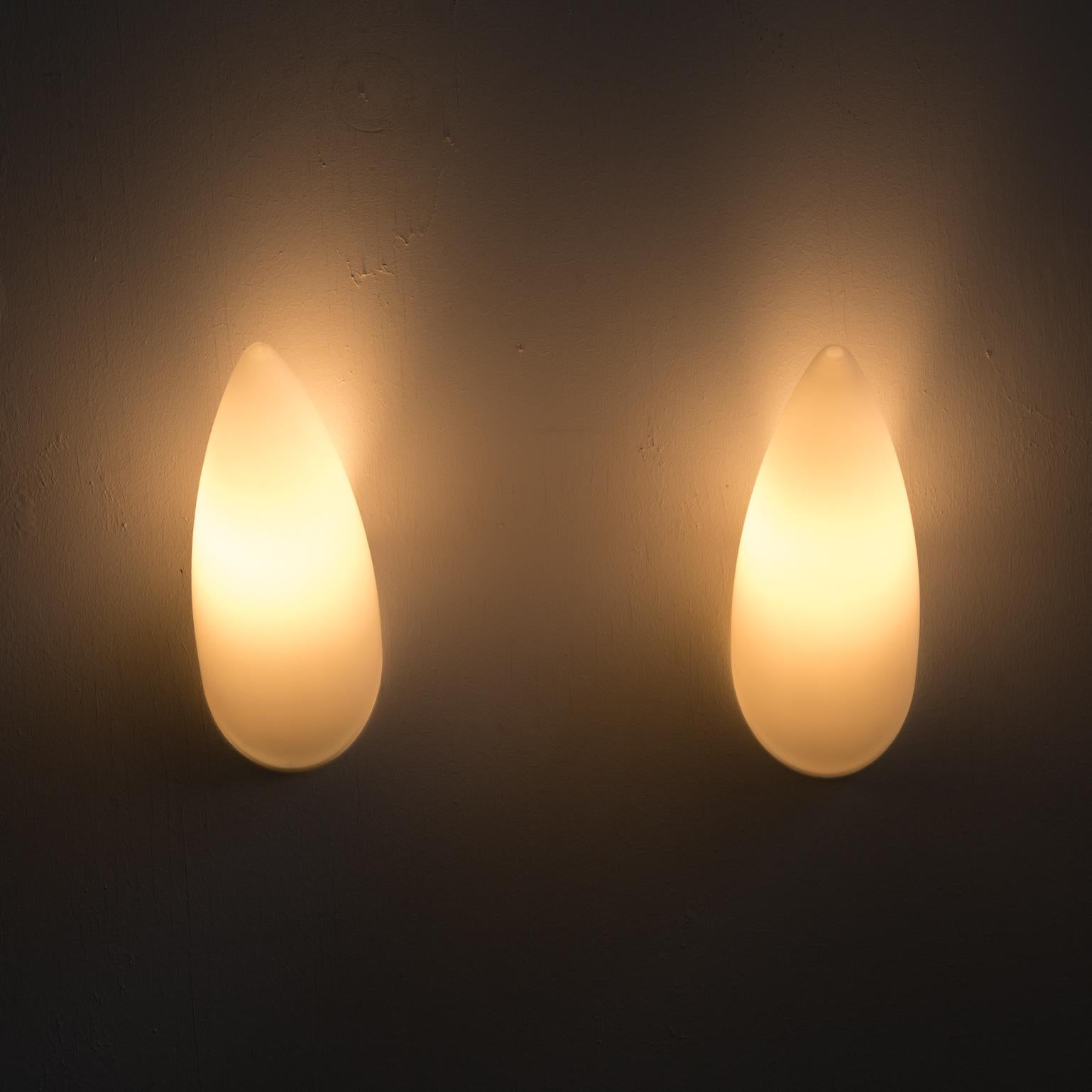 1980s Philippe Starck ‘luci fair’ wall lamp for Flos, set of 2. Good and working condition consistent with age and use.