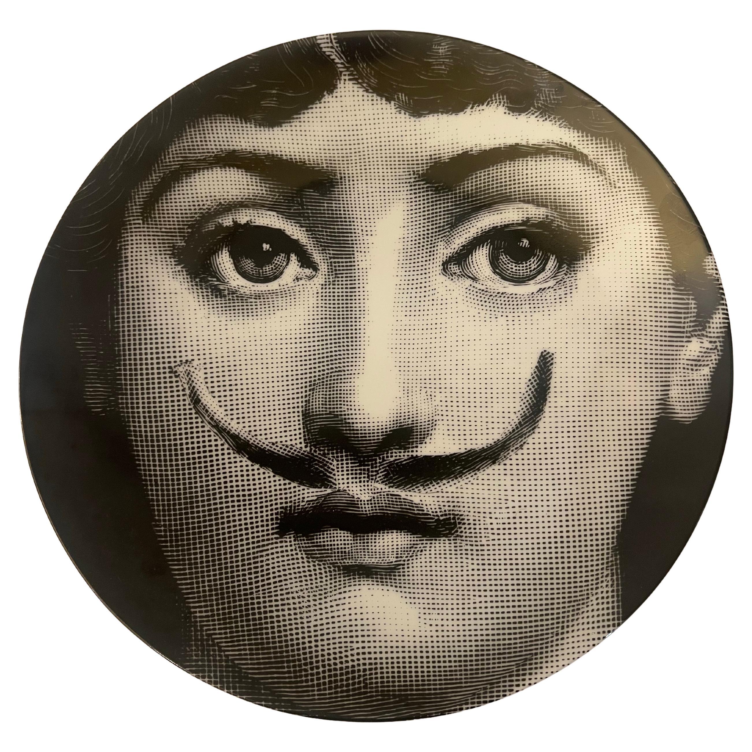 1980's Piero Fornasetti Tema E Variazioni Placa Decorativa de Pared de Porcelana Italia Moderno de mediados de siglo en venta