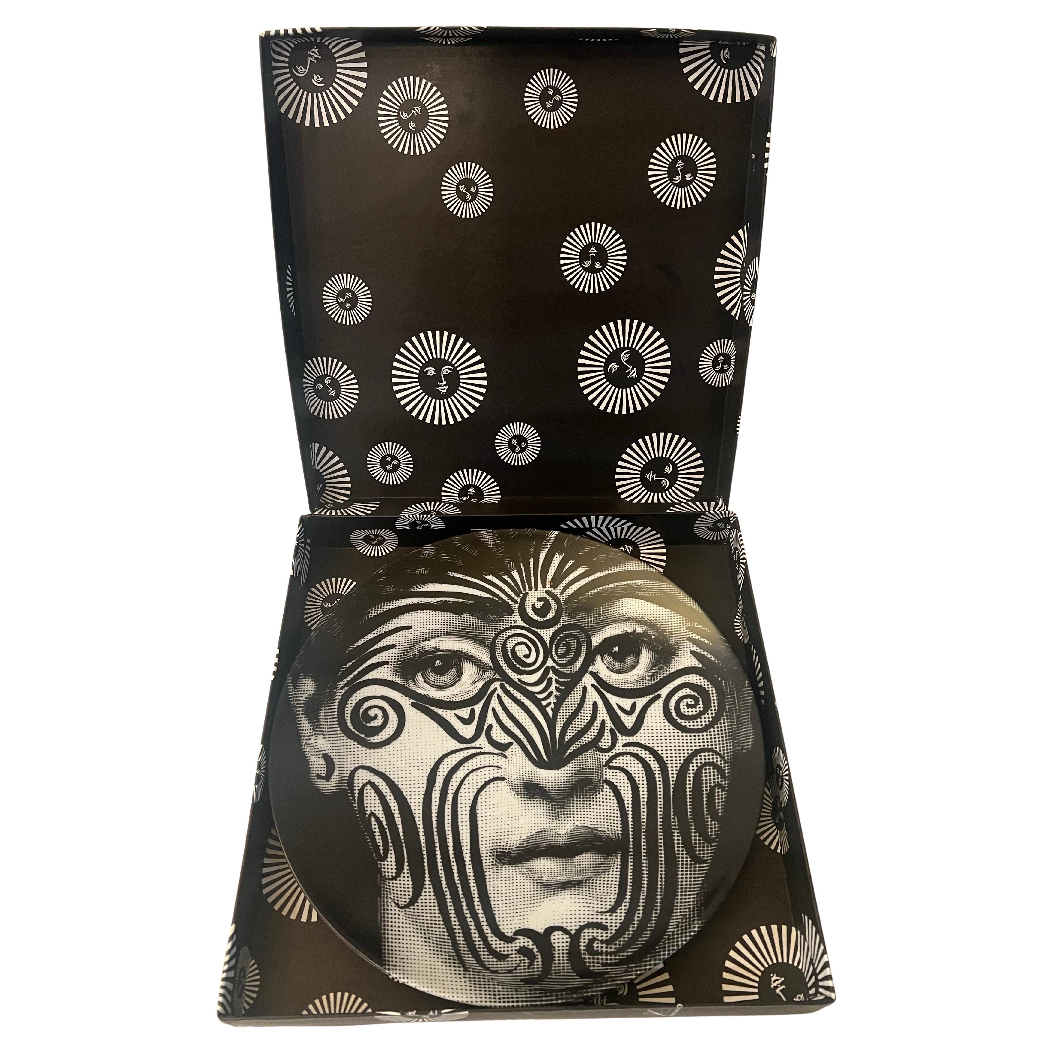 1980's Piero Fornasetti Tema E Variazioni Placa Decorativa de Pared de Porcelana Italia Moderno de mediados de siglo en venta