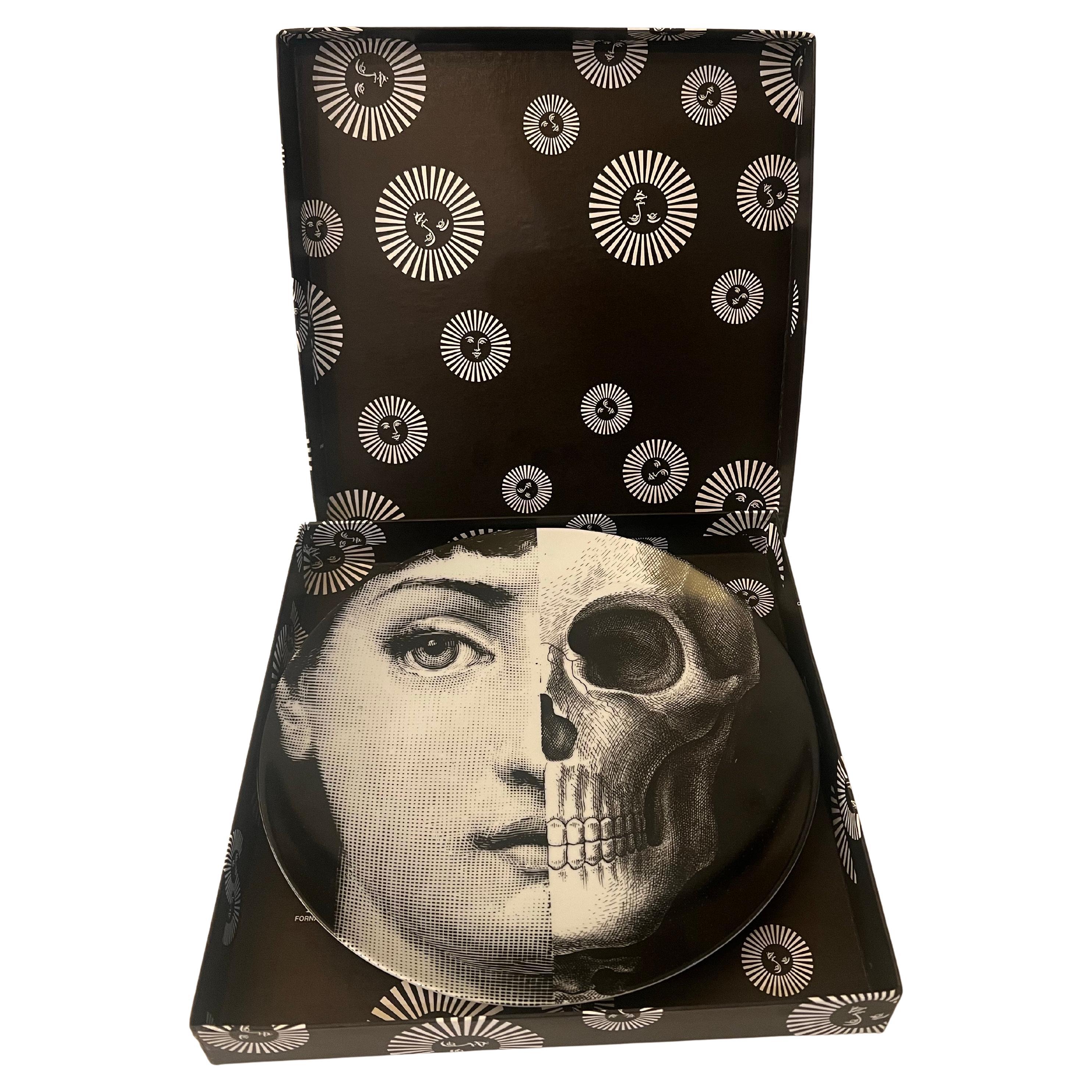 1980's Piero Fornasetti Tema E Variazioni Placa Decorativa de Pared de Porcelana Italia Moderno de mediados de siglo en venta