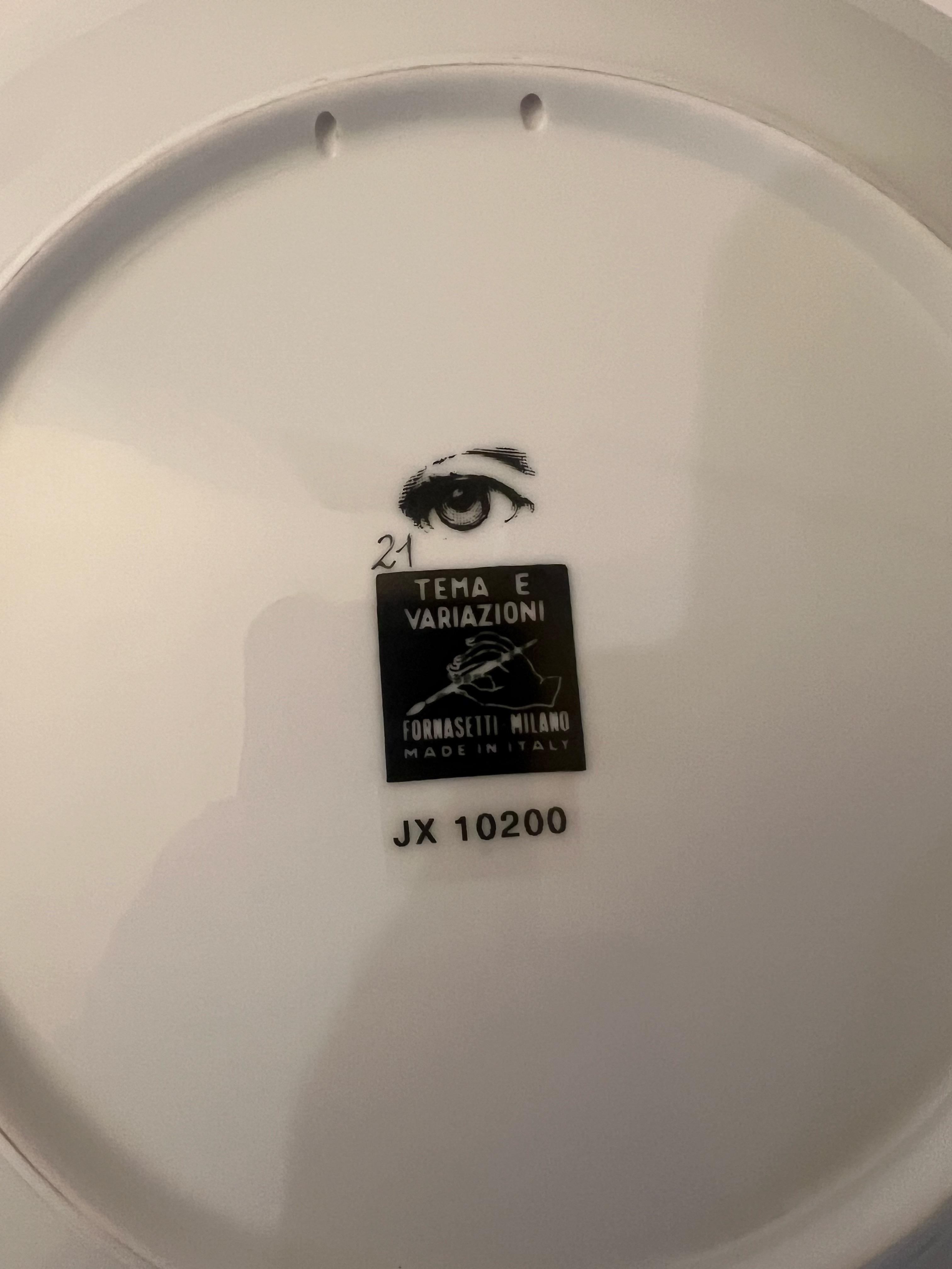 1980's Piero Fornasetti Tema E Variazioni Placa Decorativa de Pared de Porcelana Italia Italiano en venta