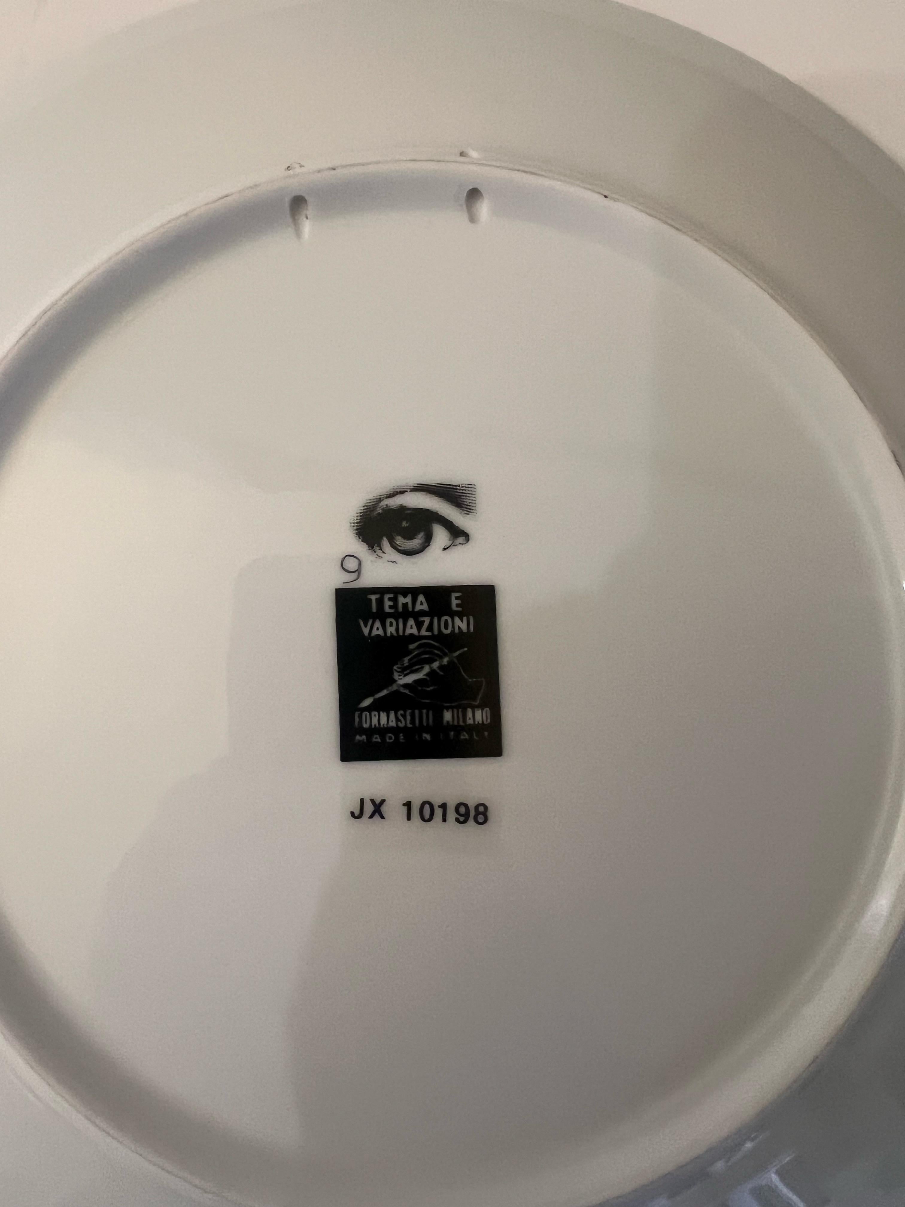 1980's Piero Fornasetti Tema E Variazioni Placa Decorativa de Pared de Porcelana Italia Italiano en venta