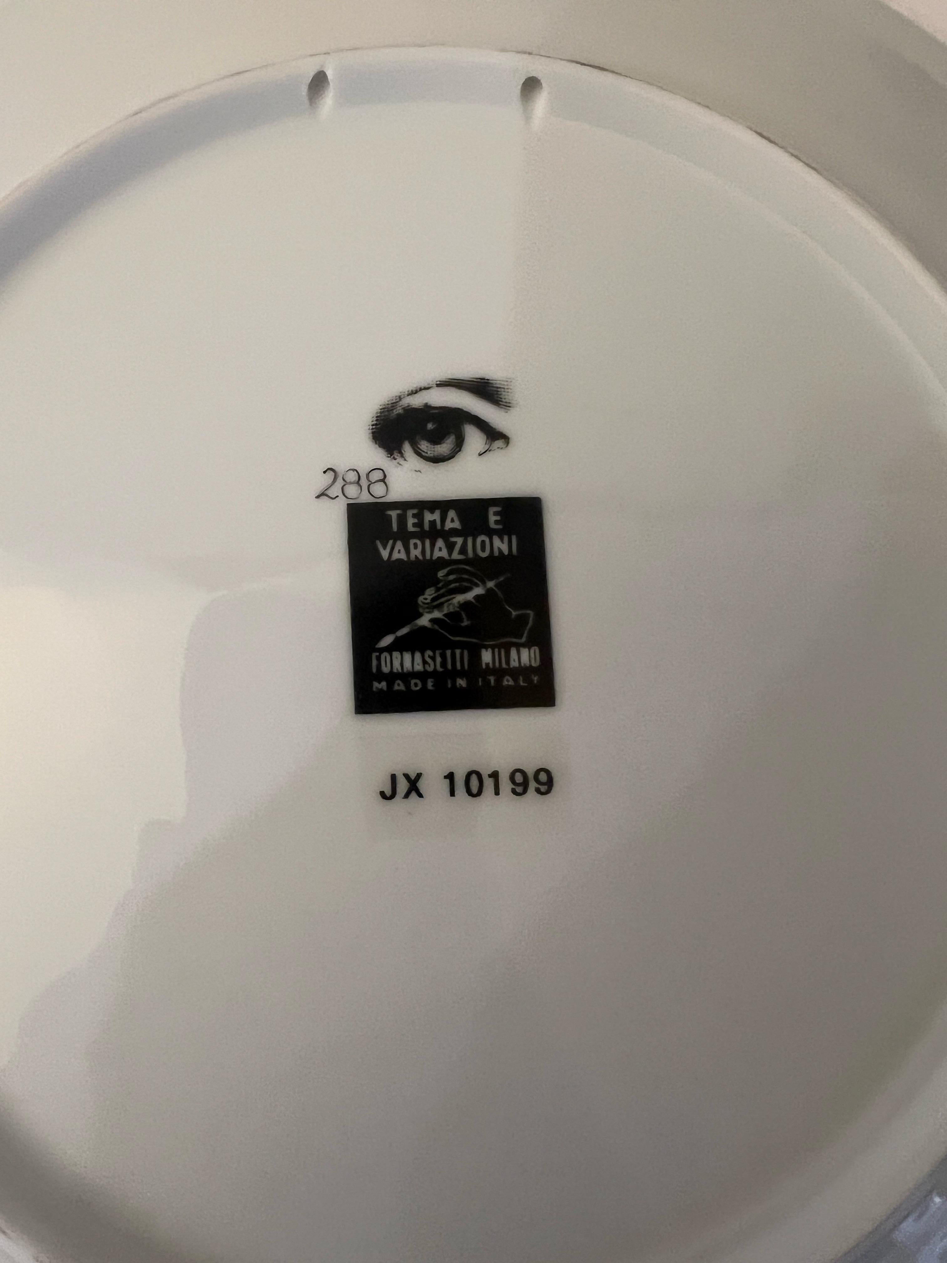1980's Piero Fornasetti Tema E Variazioni Placa Decorativa de Pared de Porcelana Italia Italiano en venta