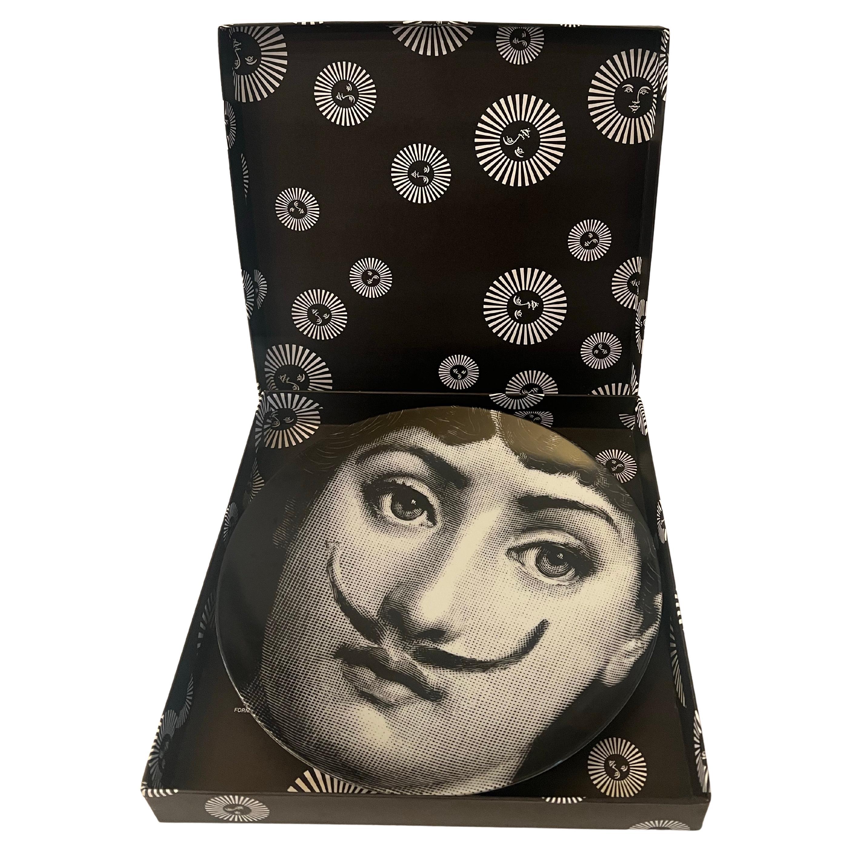 1980's Piero Fornasetti Tema E Variazioni Placa Decorativa de Pared de Porcelana Italia en venta