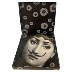 1980's Piero Fornasetti Tema E Variazioni Placa Decorativa de Pared de Porcelana Italia