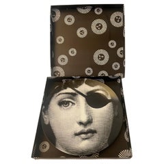 1980's Piero Fornasetti Tema E Variazioni Placa Decorativa de Pared de Porcelana Italia