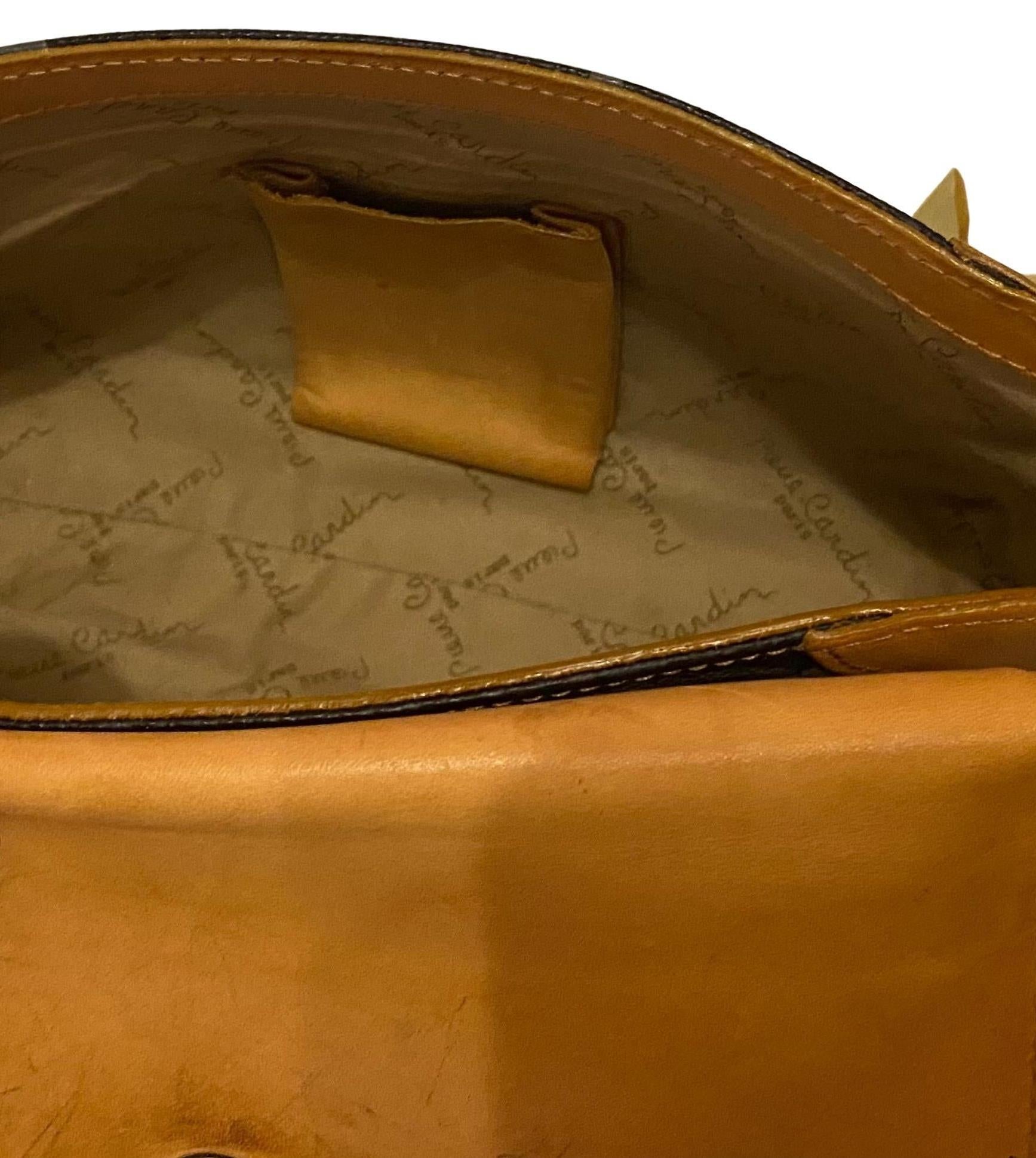 1980s Pierre Cardin Black Tan Logo Flap Shoulder Bag In Good Condition For Sale In London, GB