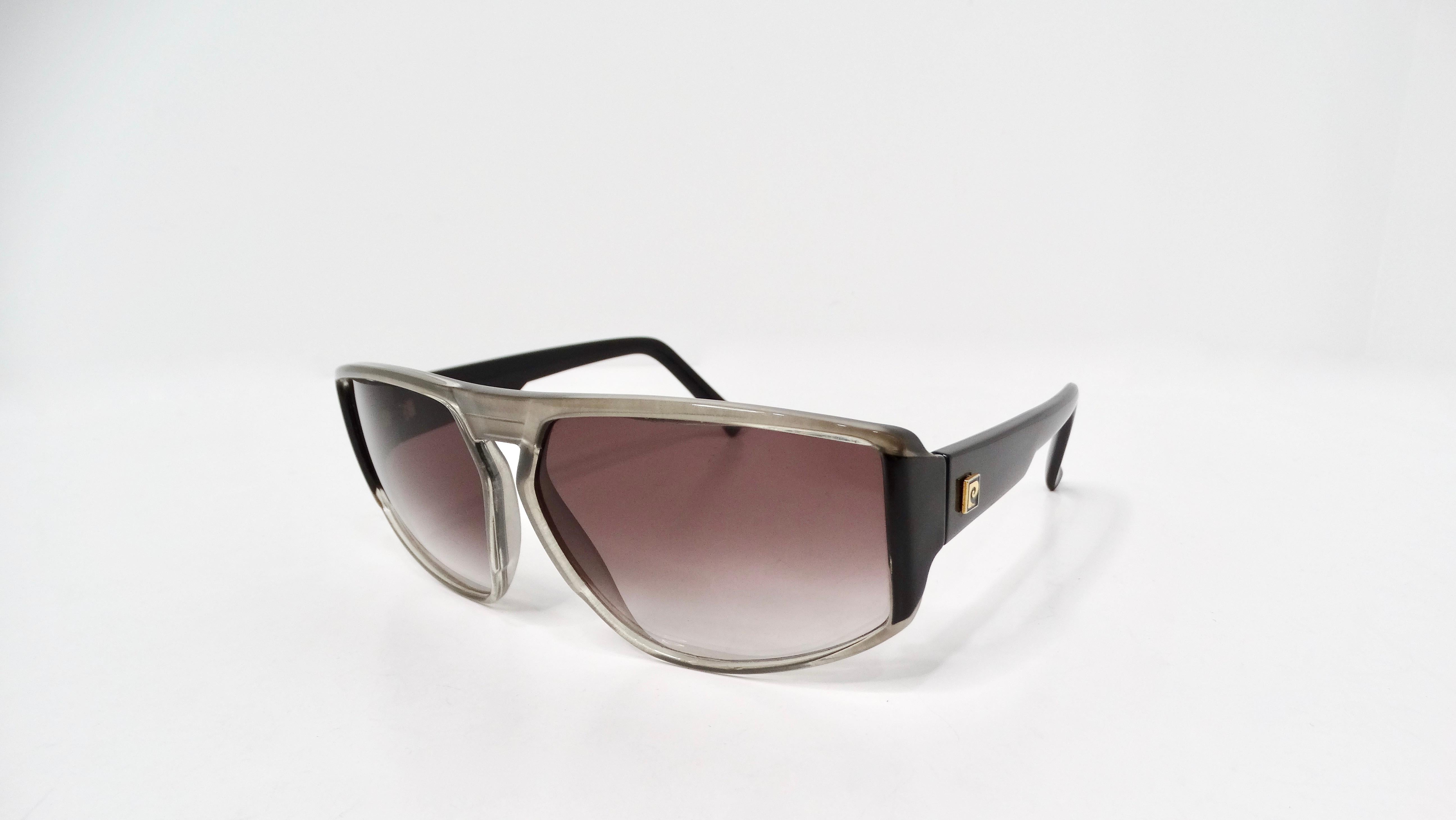 Adoptez une touche de sophistication des années 1980 avec ces lunettes de soleil aviateur Pierre Cardin. Les montures, d'un gris épuré, contrastent élégamment avec les tiges noires, créant une esthétique à la fois moderne et intemporelle. Les verres
