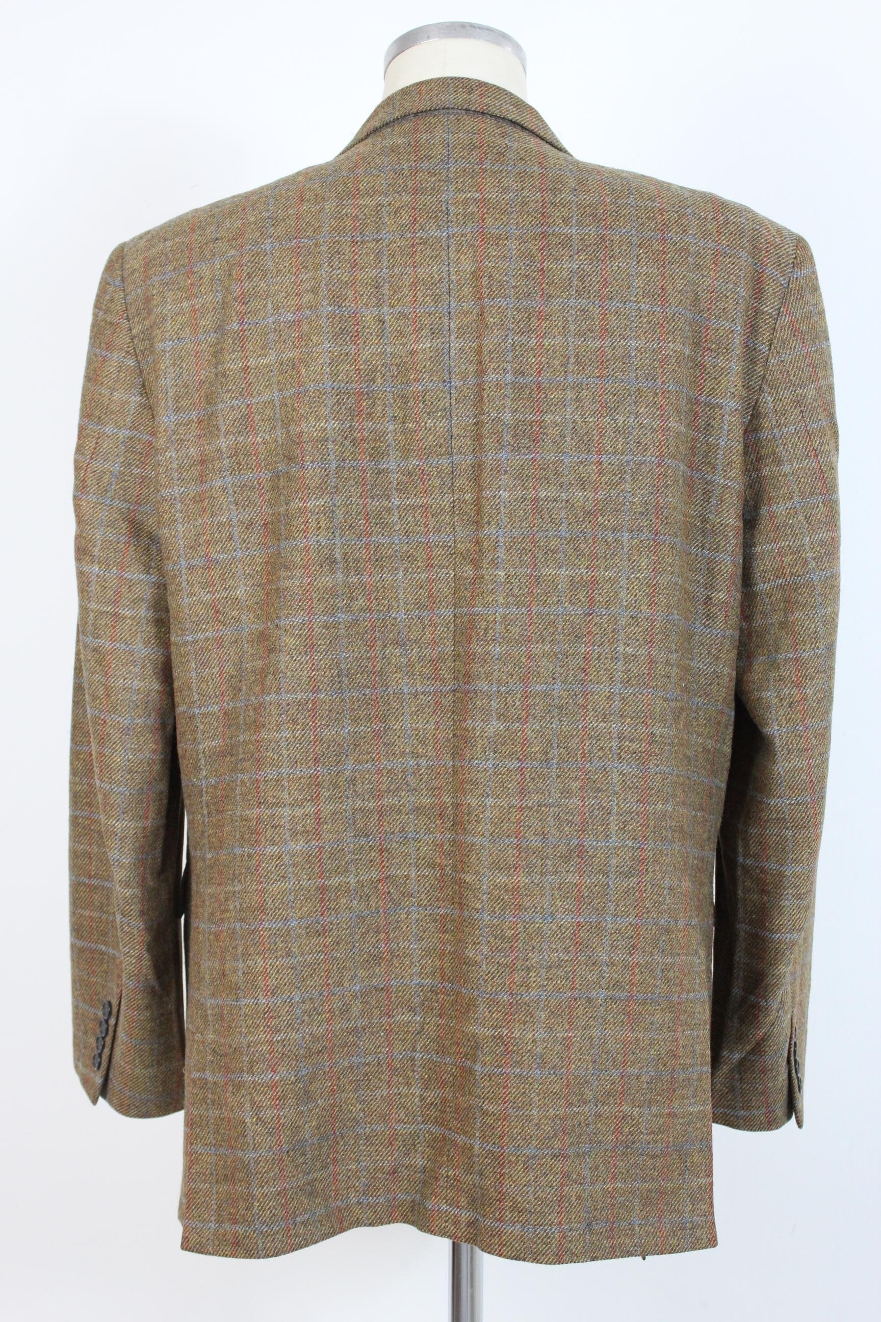 Pierre Cardin vintage 80s men's jacket. Harris Tweed fabric, color beige, blue and red, 100% wool. Made in Italy. Excellent vintage conditions.

Size: 52 It 42 Us 42 Uk


Shoulder: 52 cm
Bust / Chest: 62 cm
Sleeve: 65 cm
Length: 89 cm