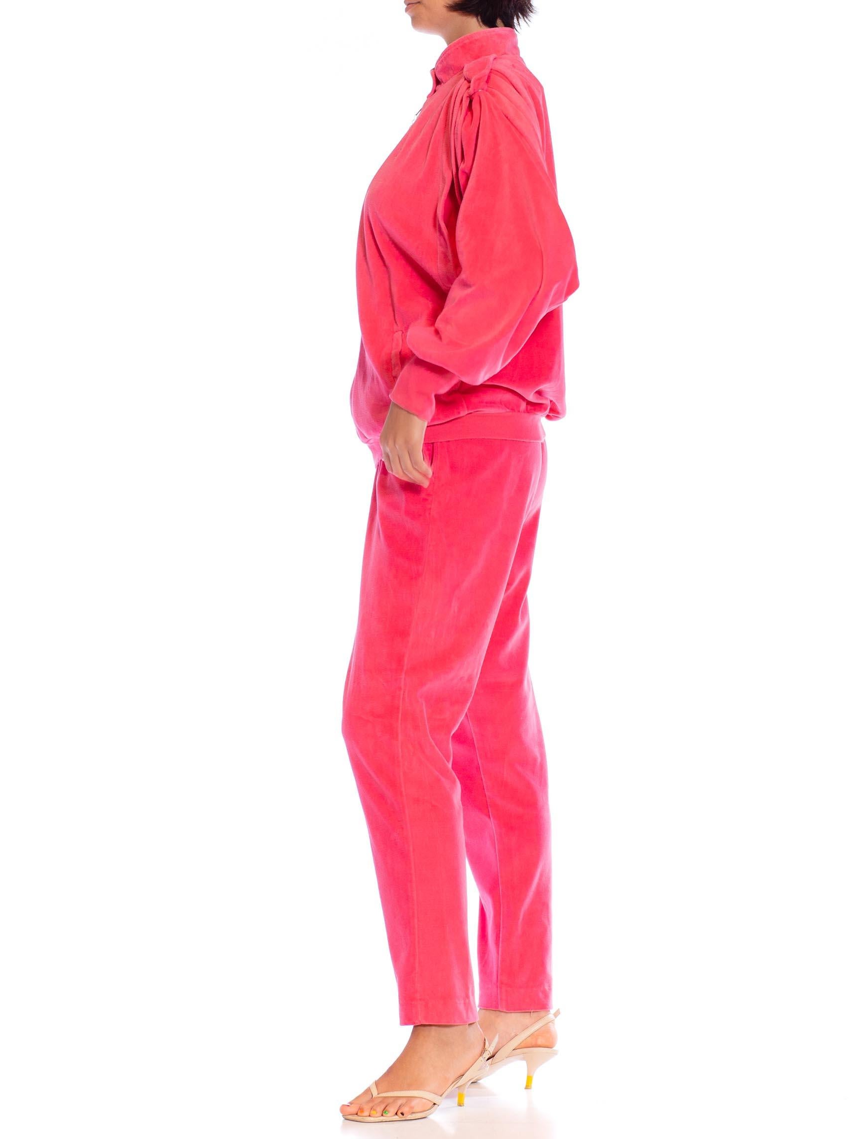 1980S PIERRE CARDIN Hot Pink Cotton Blend Velour Track Pant Anzug im Zustand „Hervorragend“ im Angebot in New York, NY