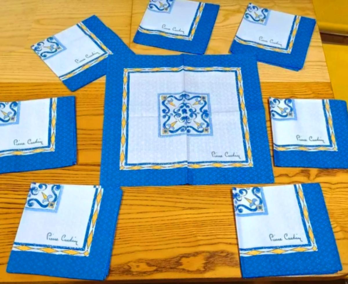 Grigio Set di 6 tovaglioli con stampa maiolica anni '80 di Pierre Cardin in vendita