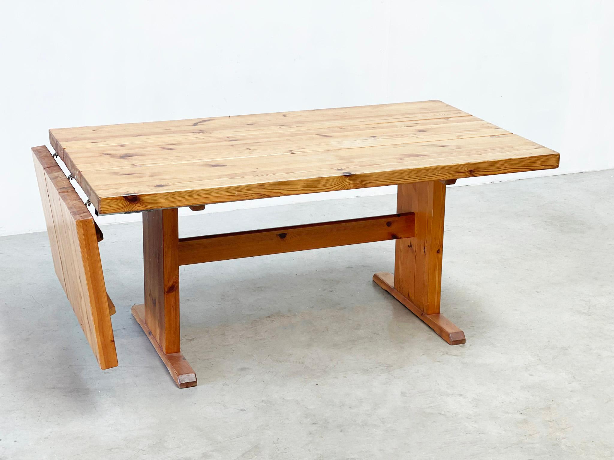Table de salle à manger extensible en pin des années 1980
Table de salle à manger allemande. Cette table est parfaite comme table de cuisine ou de salle à manger.

La table a une belle texture de bois avec des signes minimes d'utilisation. Cette