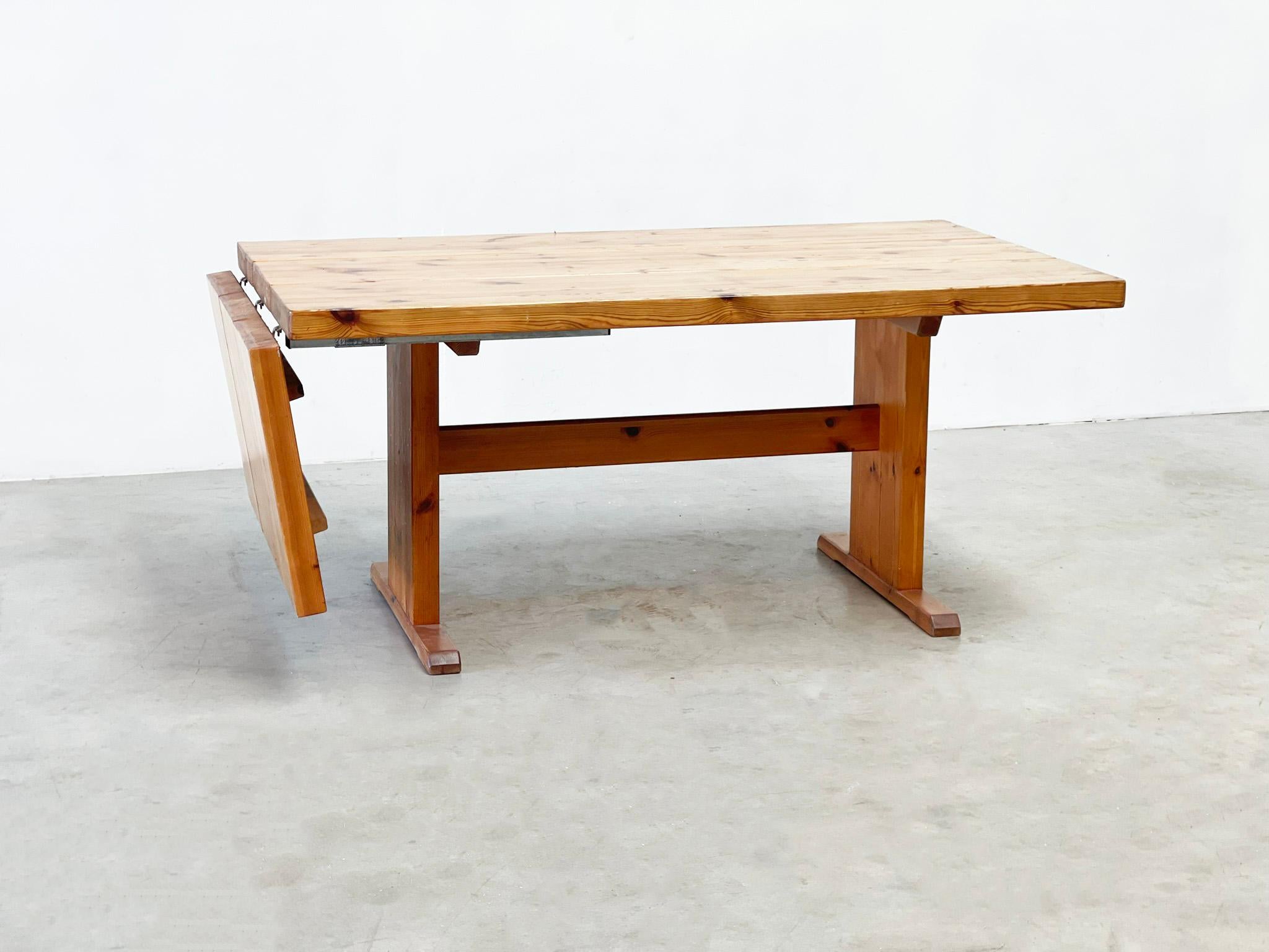 1980's pine extendable dining table In Good Condition For Sale In Nijlen, VAN