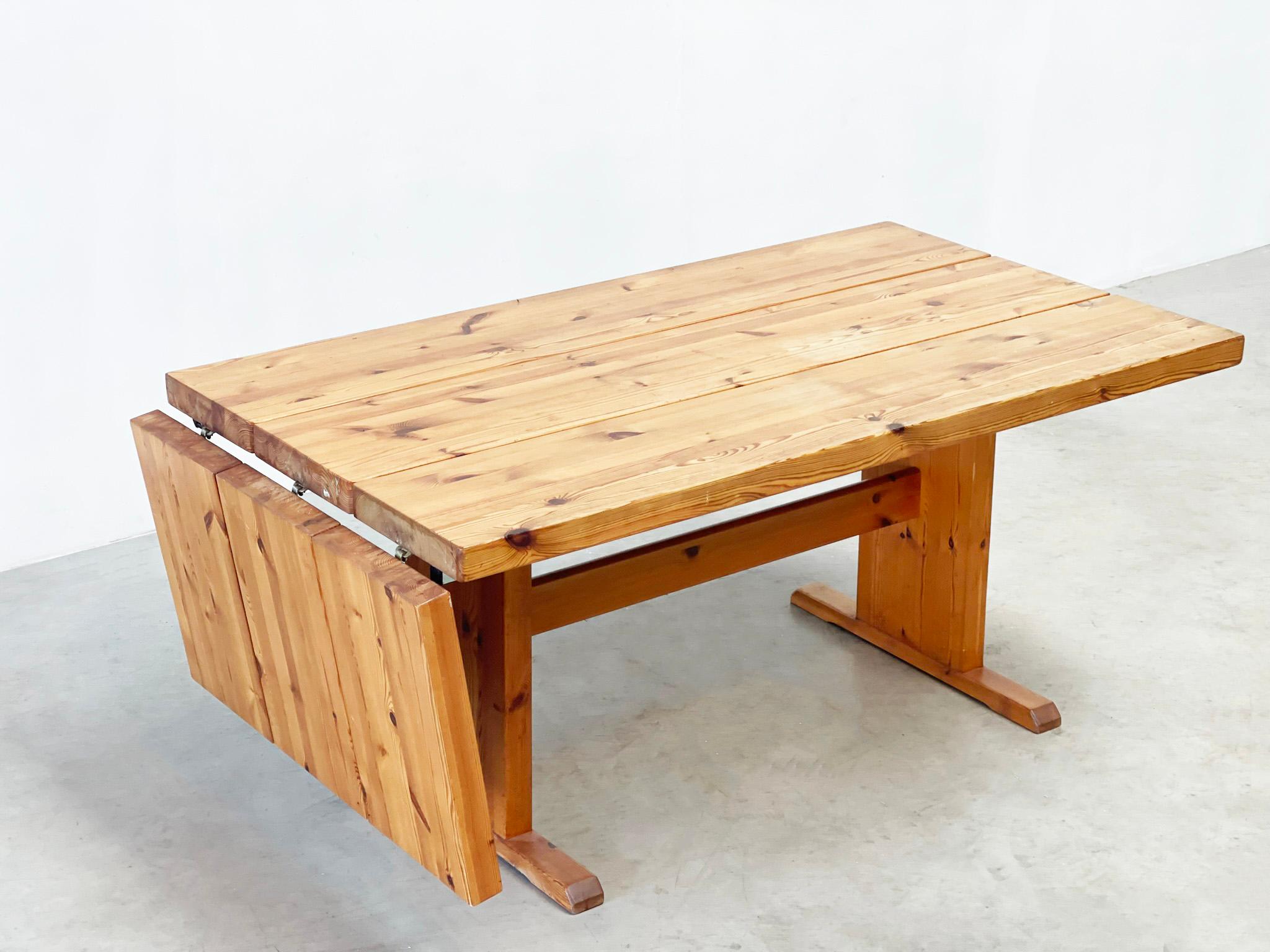 Late 20th Century 1980's pine extendable dining table For Sale
