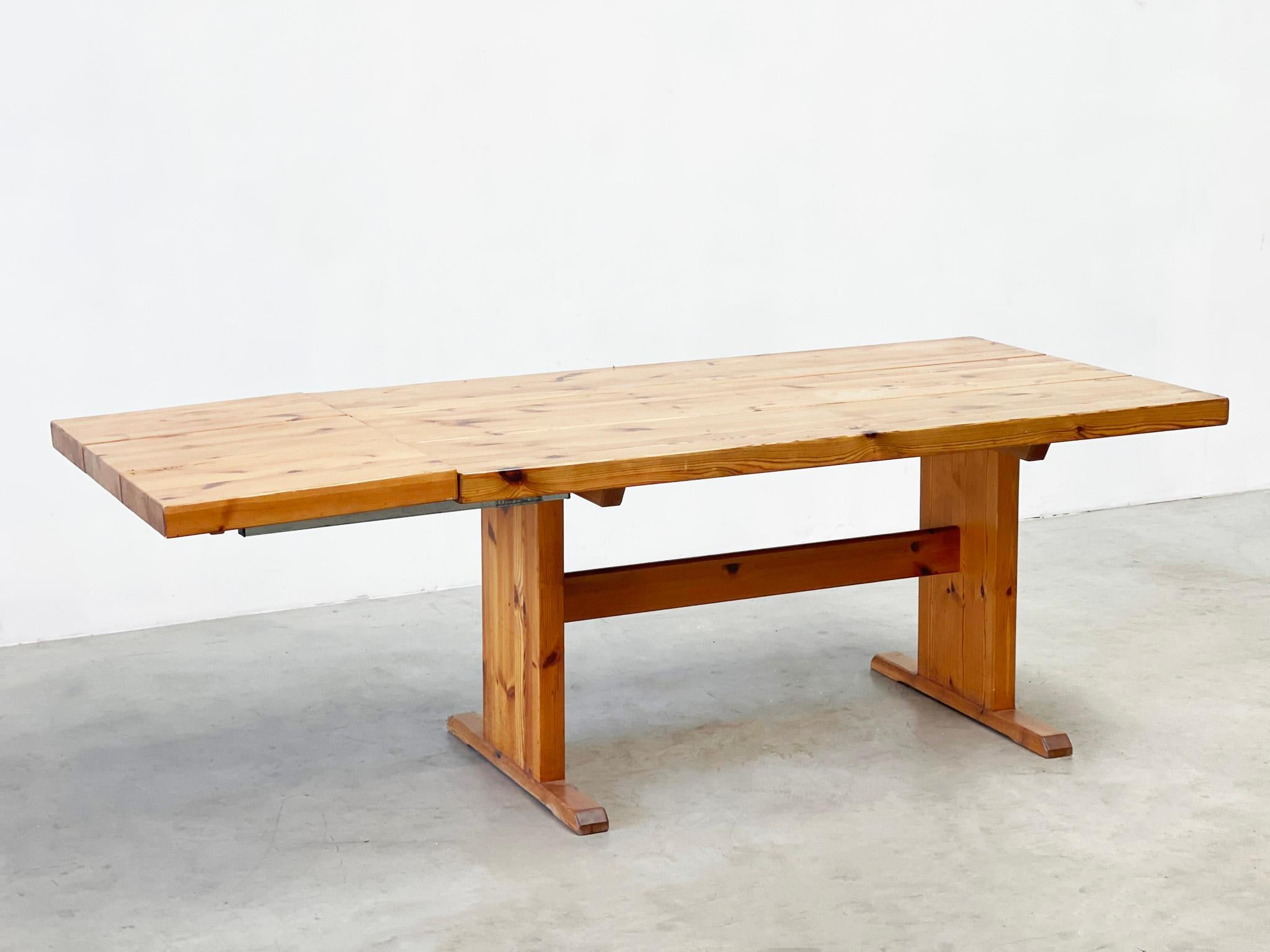 Pine 1980's pine extendable dining table For Sale