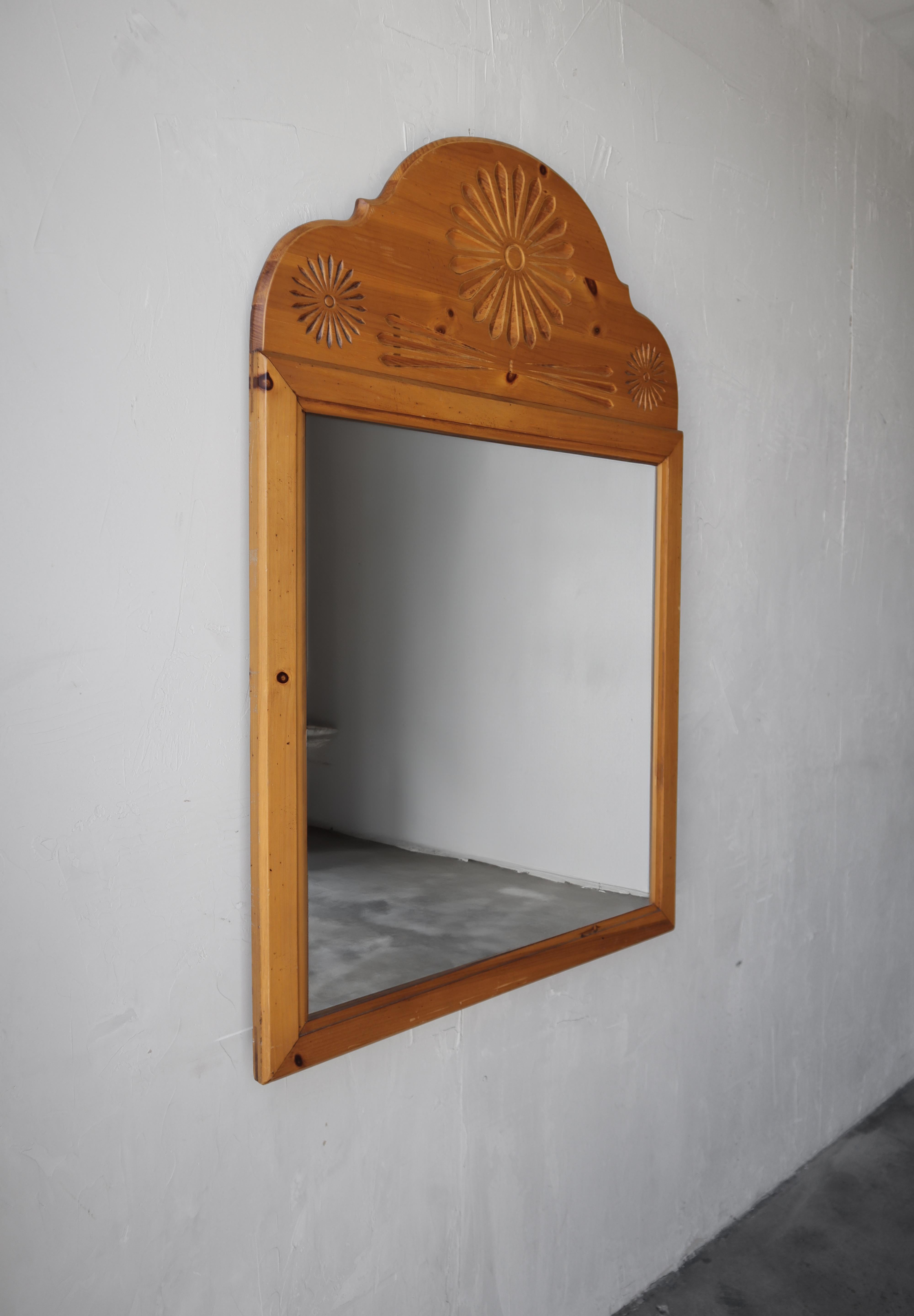 1980's Pine Wall Mirror In Good Condition For Sale In Las Vegas, NV