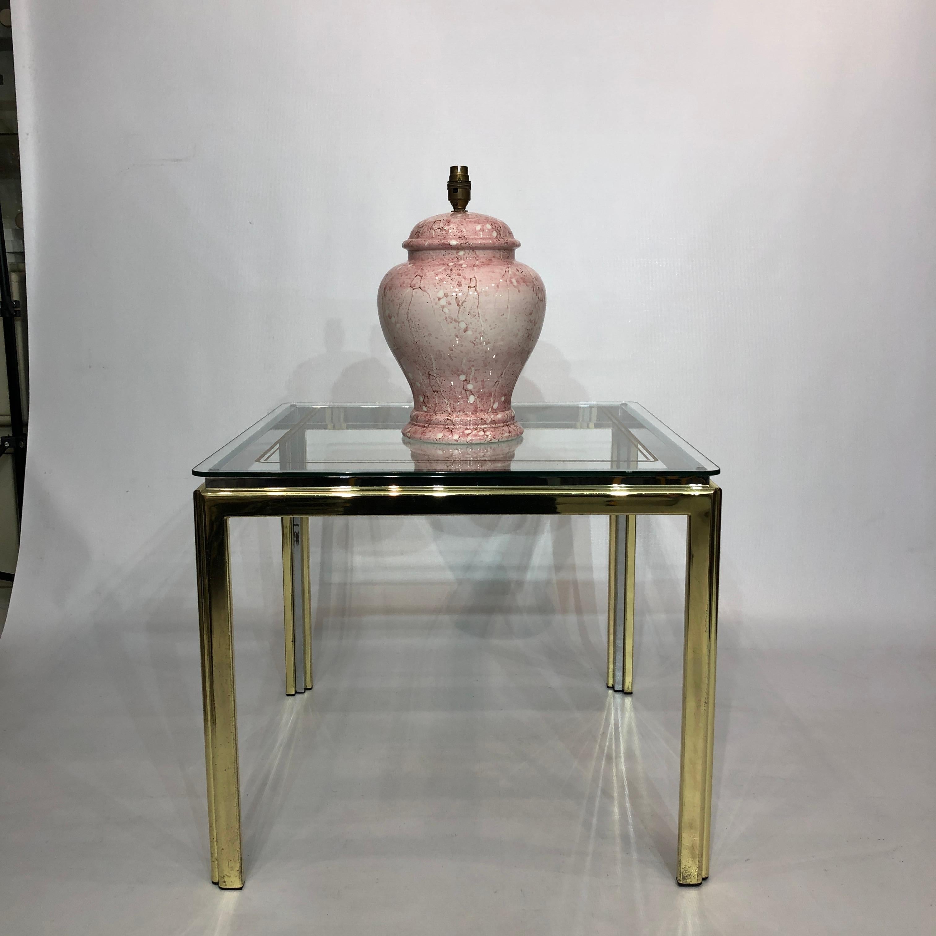 Hollywood Regency 1980s Pink Ceramic Italian Table Lamp Marble Effect Vintage Urn Neoclassical For Sale