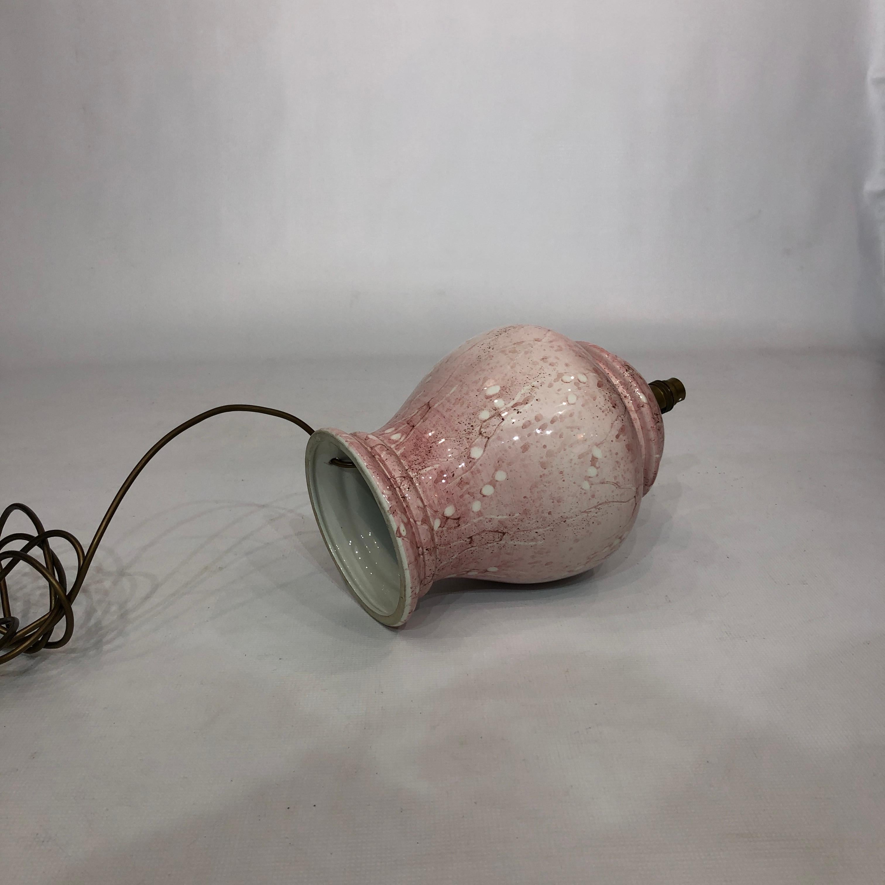 1980s Pink Ceramic Italian Table Lamp Marble Effect Vintage Urn Neoclassical For Sale 1