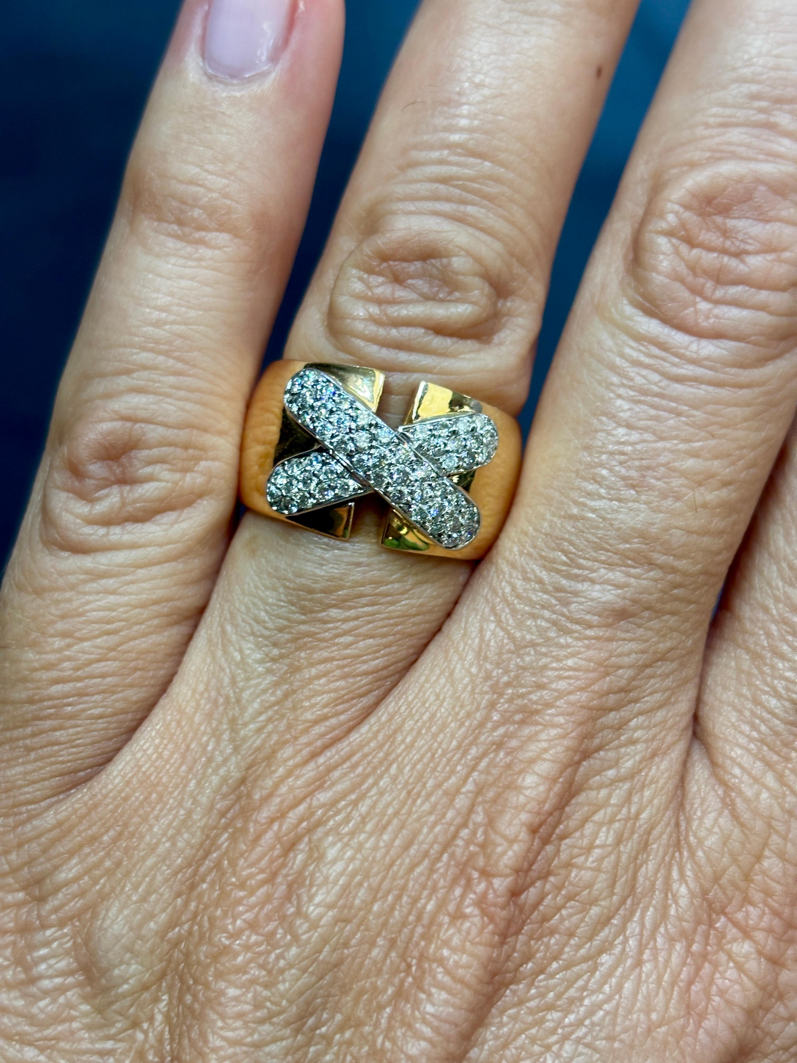 Cette étonnante bague rose se présente sous la forme d'une bande épaisse reliée par une croix en diamants. Confortable à porter, c'est une pièce très élégante.