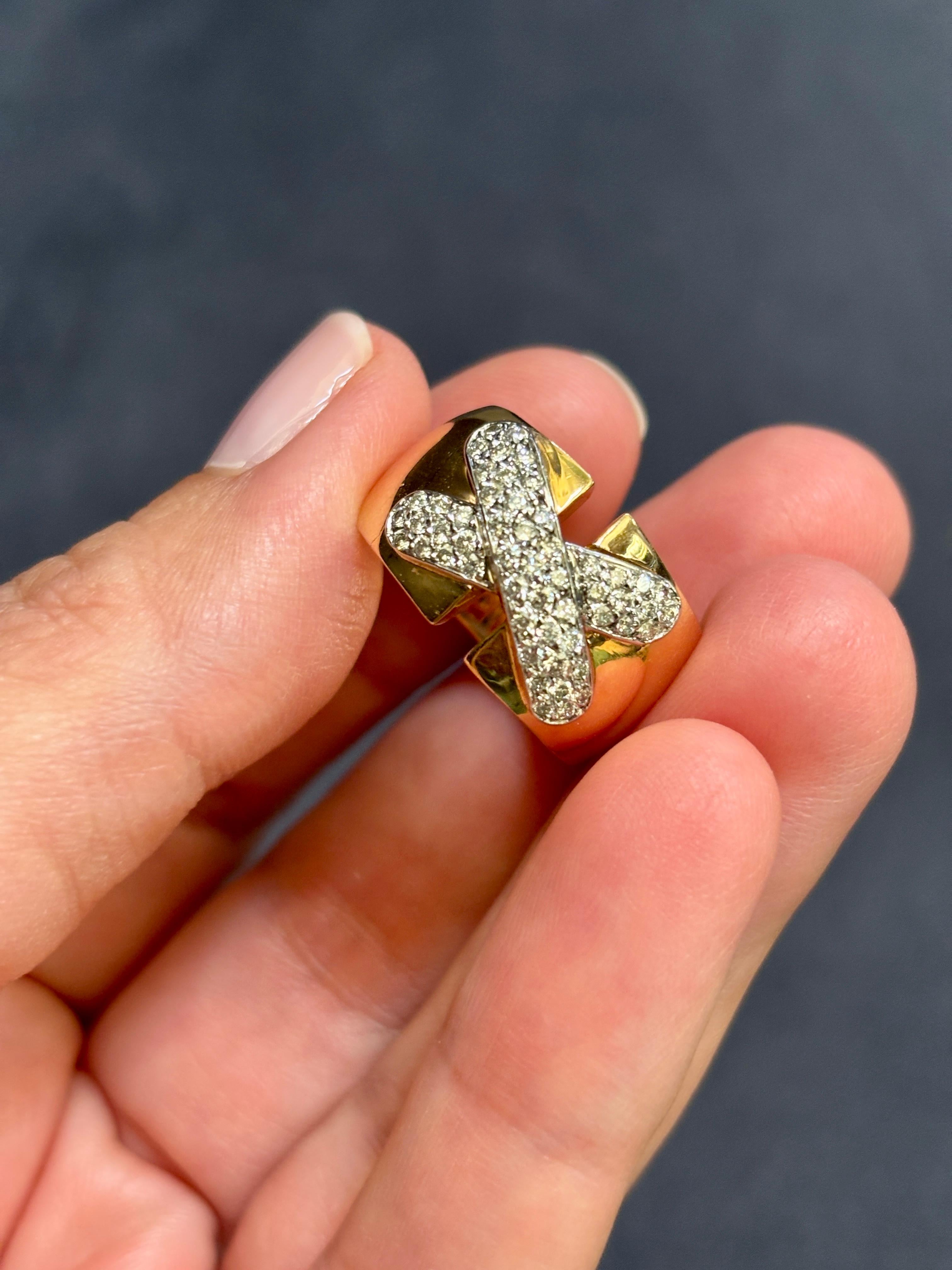 Taille ronde Bague en or rose des années 1980 avec une croix en diamant en vente