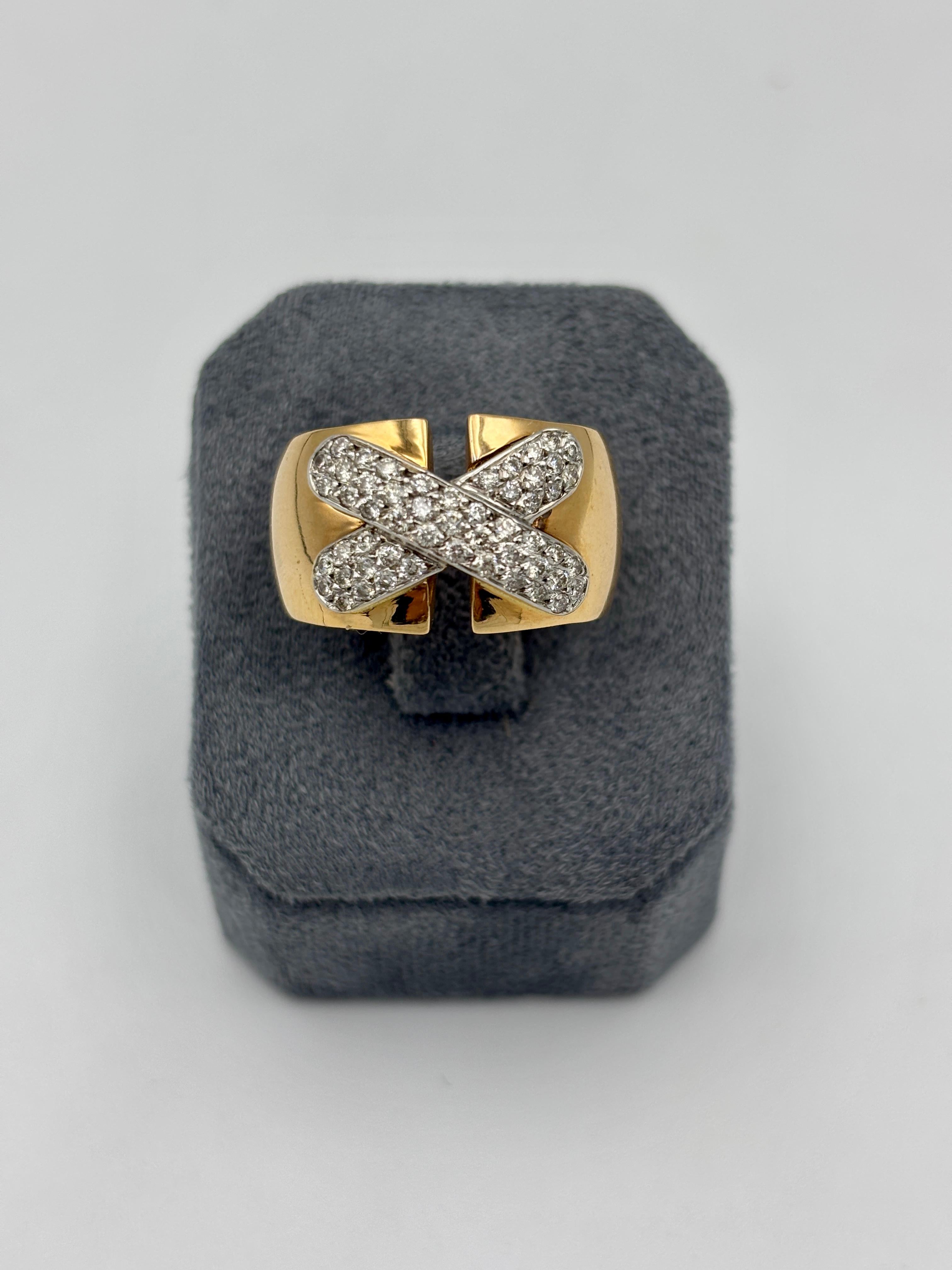 Bague en or rose des années 1980 avec une croix en diamant Unisexe en vente