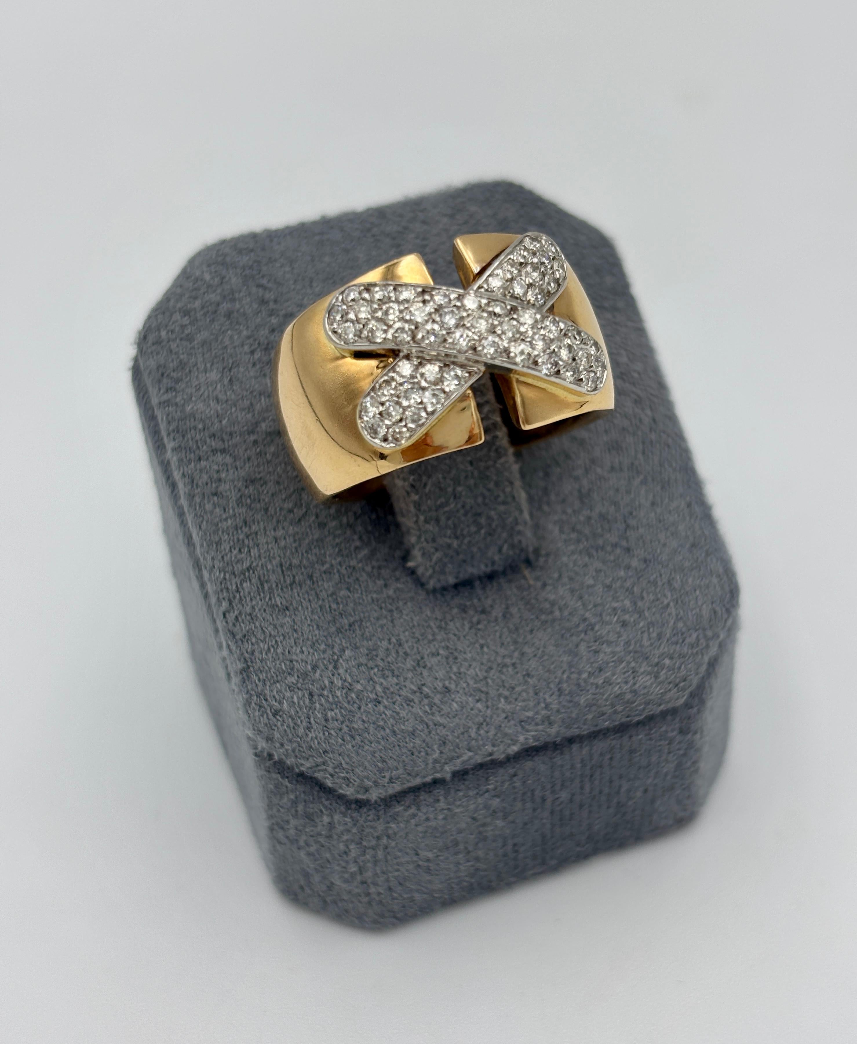 Bague en or rose des années 1980 avec une croix en diamant en vente 2