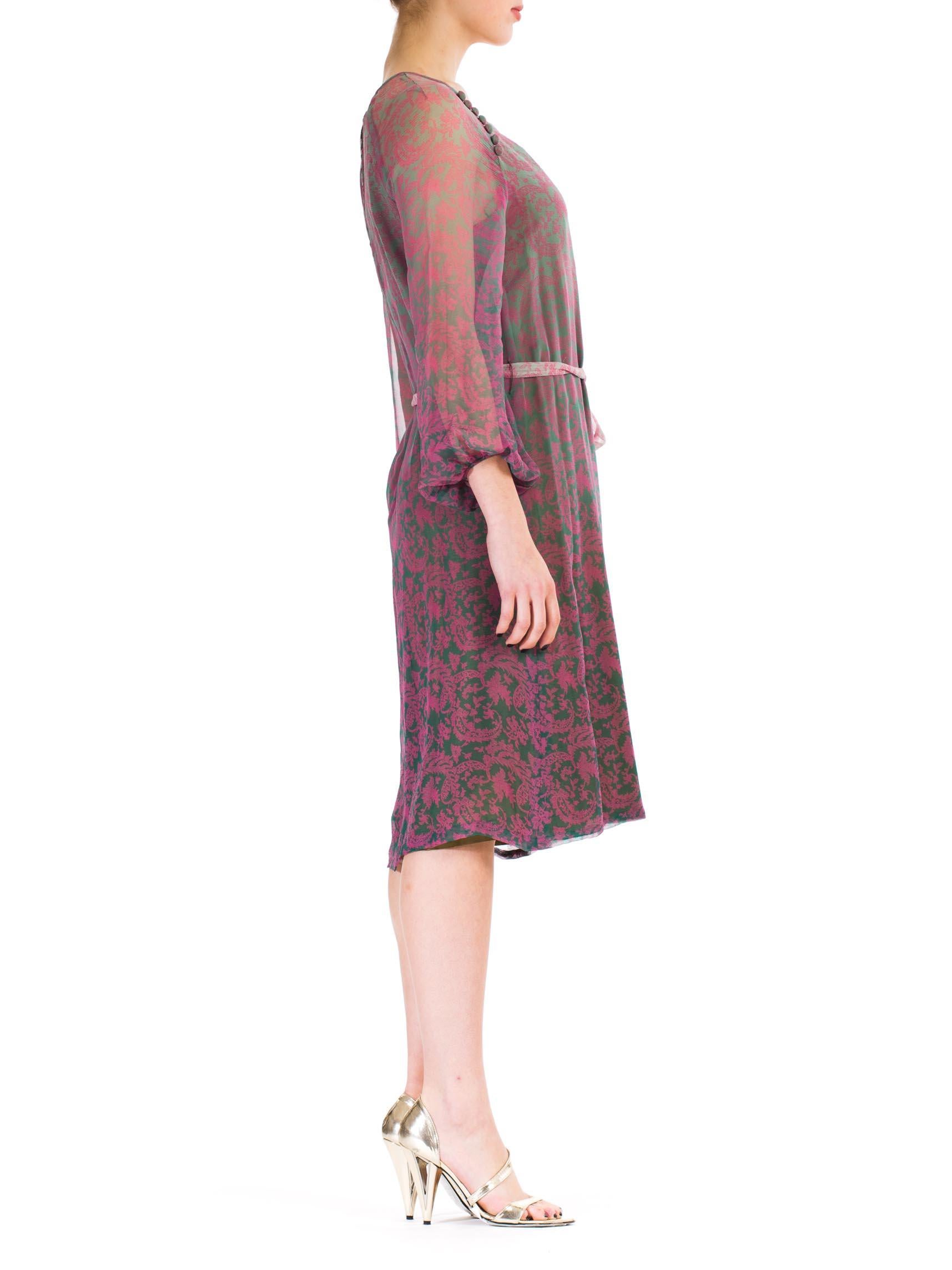Gris Rose des années 1980  Robe à manches transparentes en mousseline de soie grise et grise à imprimé cachemire avec ceinture en vente