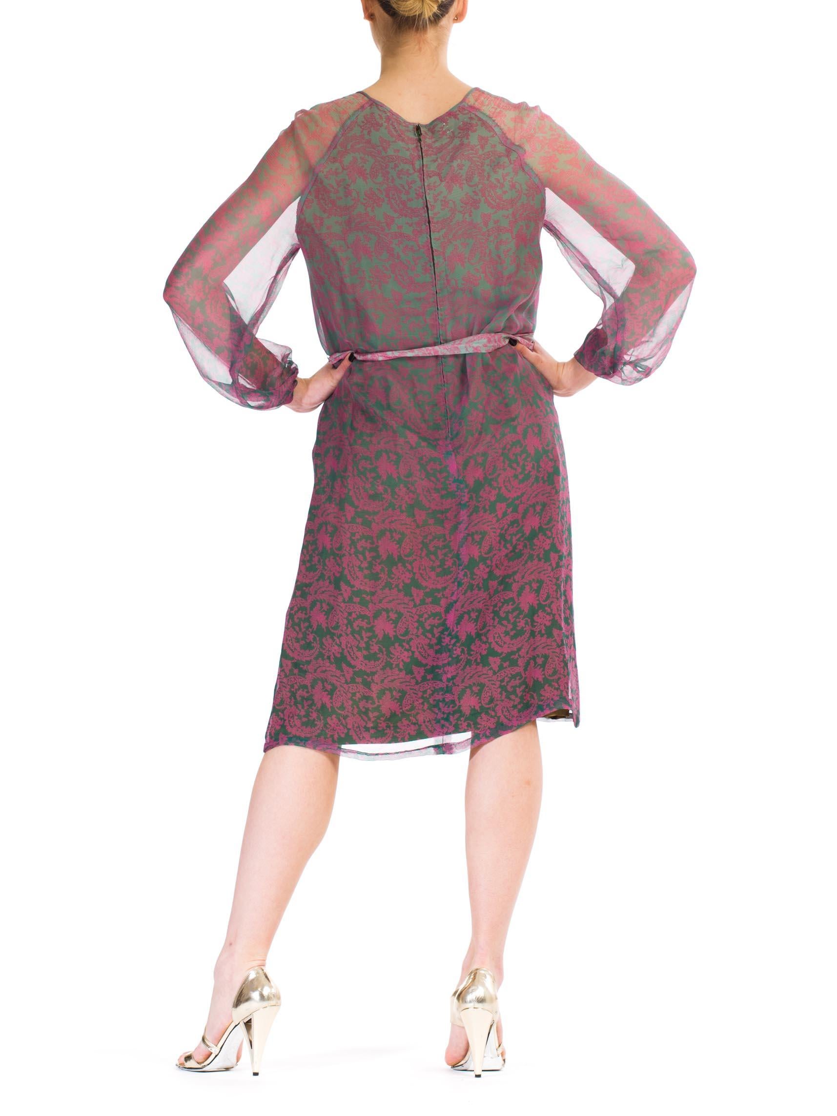 Rose des années 1980  Robe à manches transparentes en mousseline de soie grise et grise à imprimé cachemire avec ceinture en vente 3