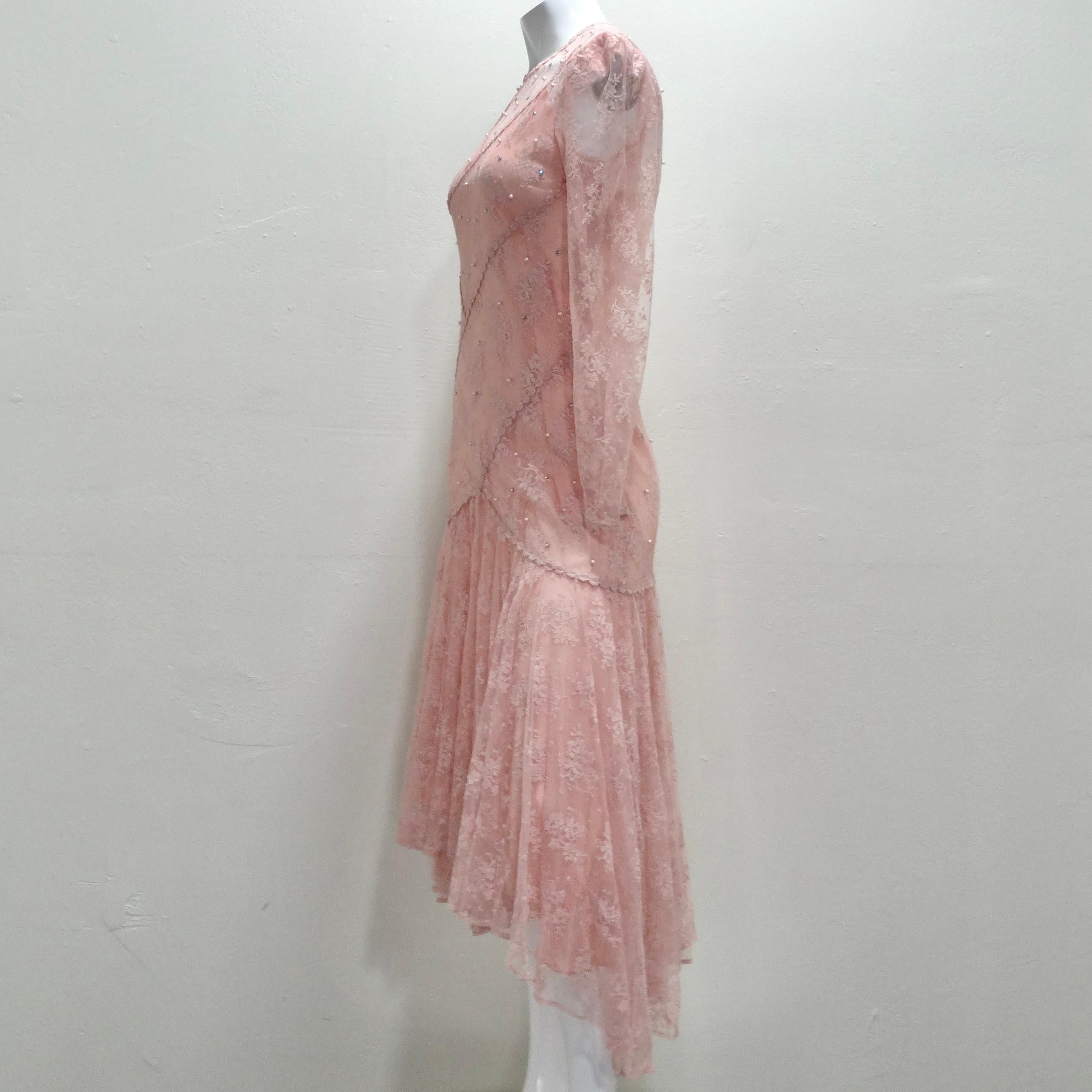 1980er Rosa mehrlagiges Kleid mit langen Ärmeln und Spitzenbesatz im Angebot 5