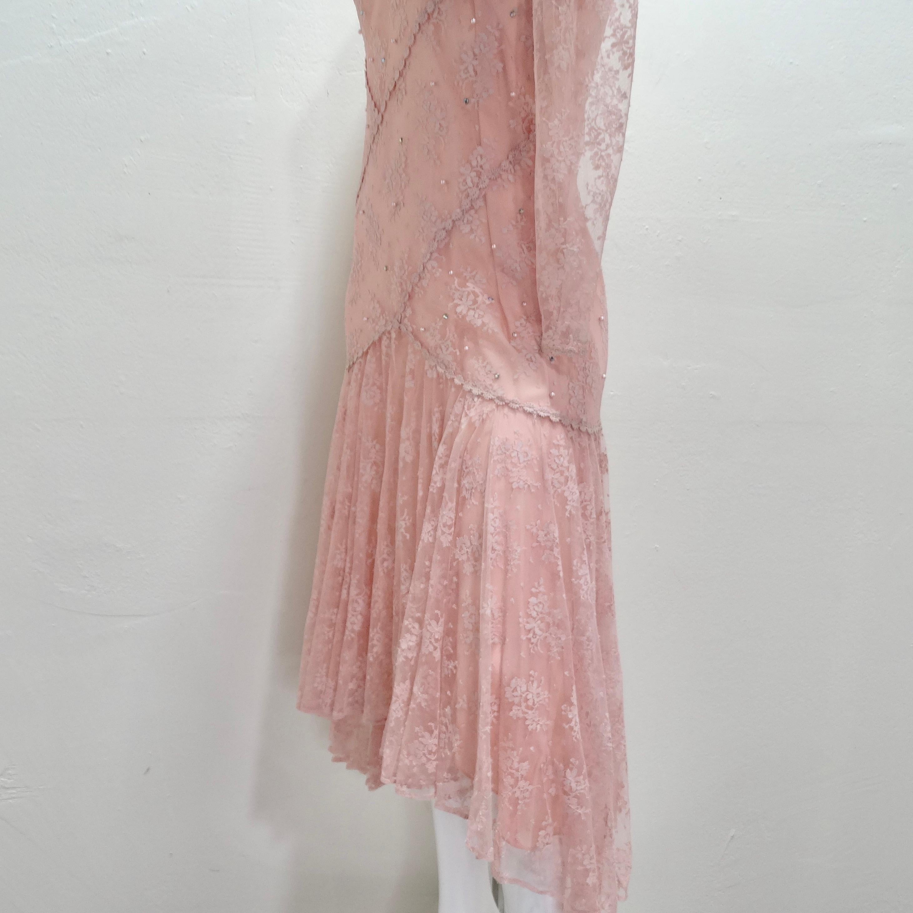 1980er Rosa mehrlagiges Kleid mit langen Ärmeln und Spitzenbesatz im Angebot 6
