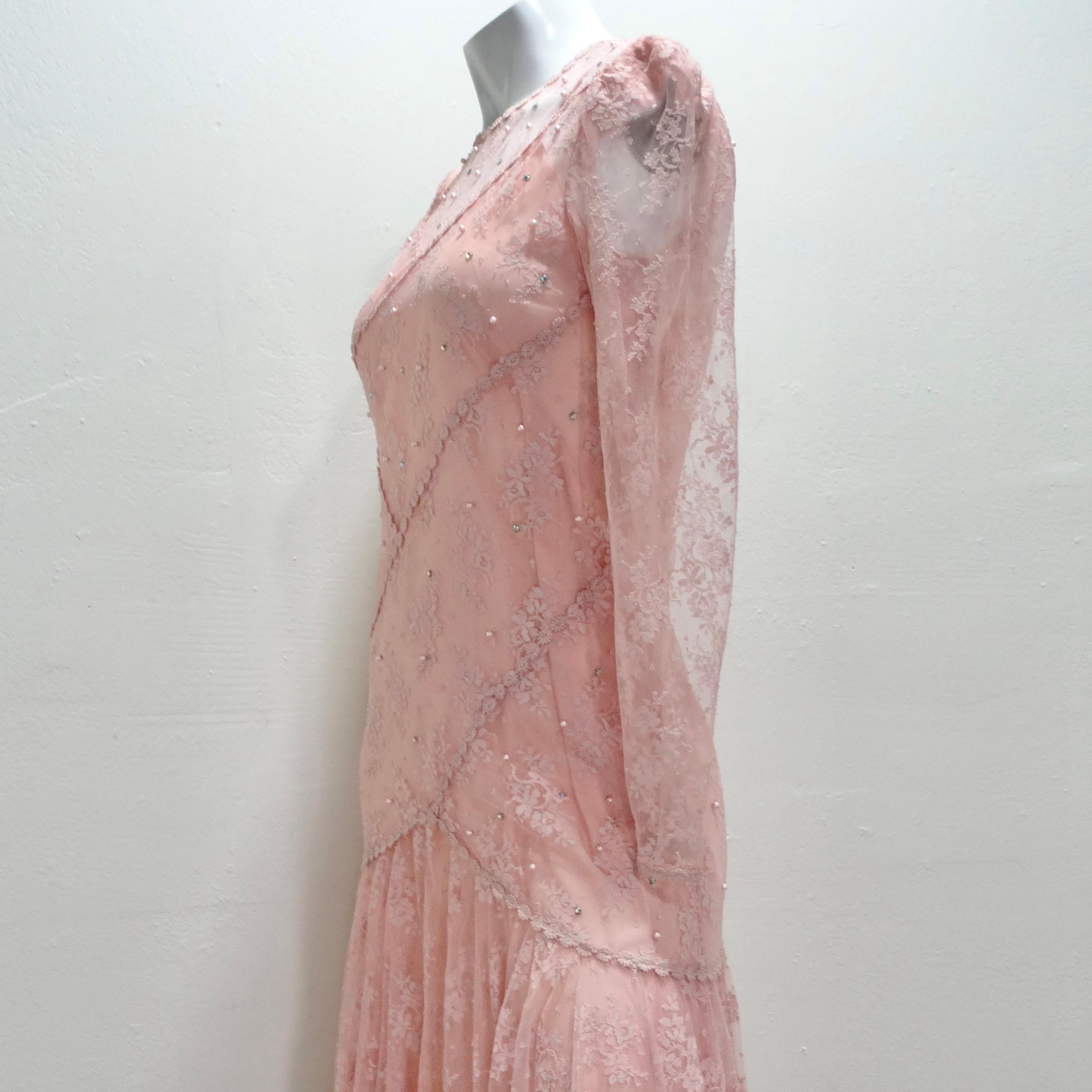 1980er Rosa mehrlagiges Kleid mit langen Ärmeln und Spitzenbesatz im Angebot 7
