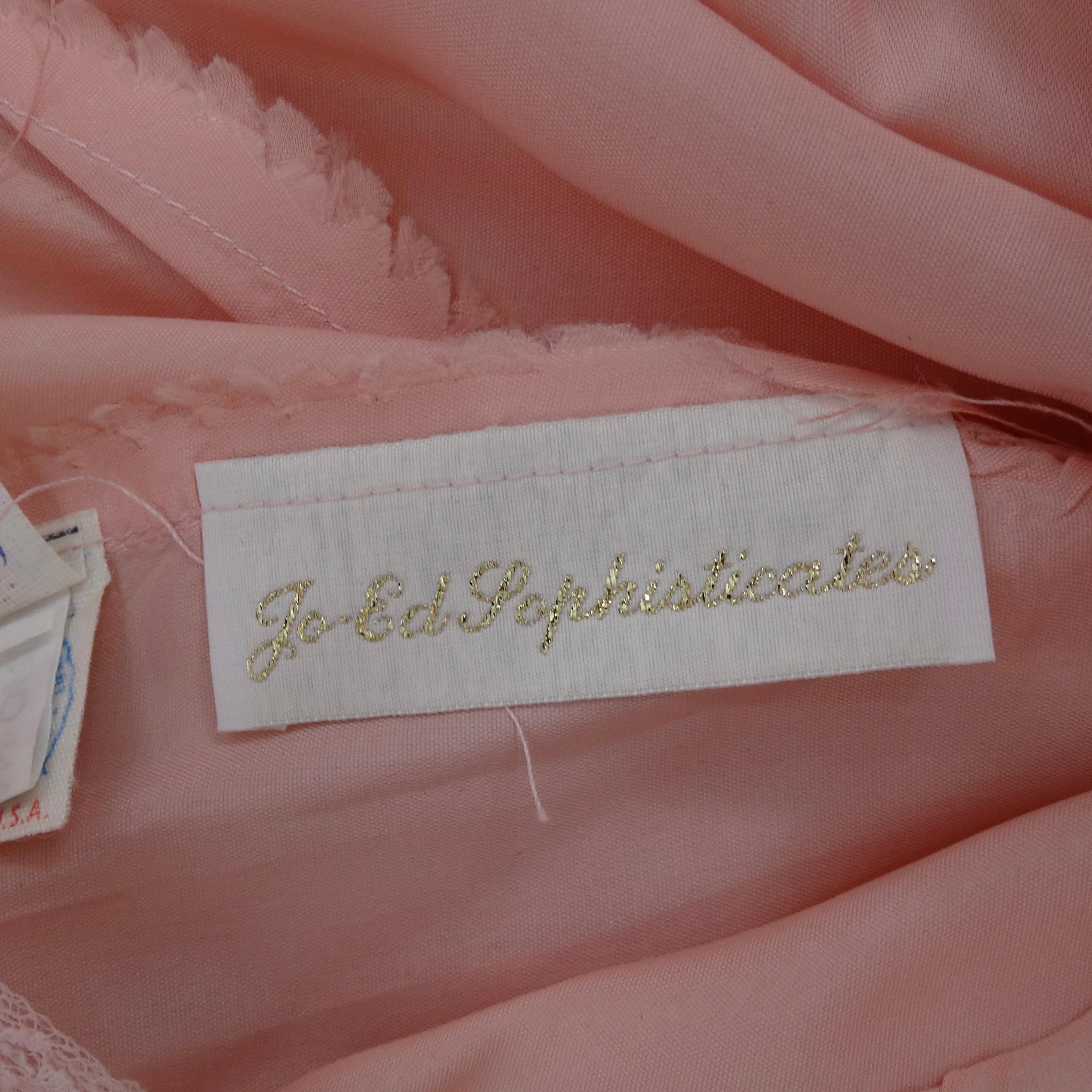 1980er Rosa mehrlagiges Kleid mit langen Ärmeln und Spitzenbesatz im Angebot 8