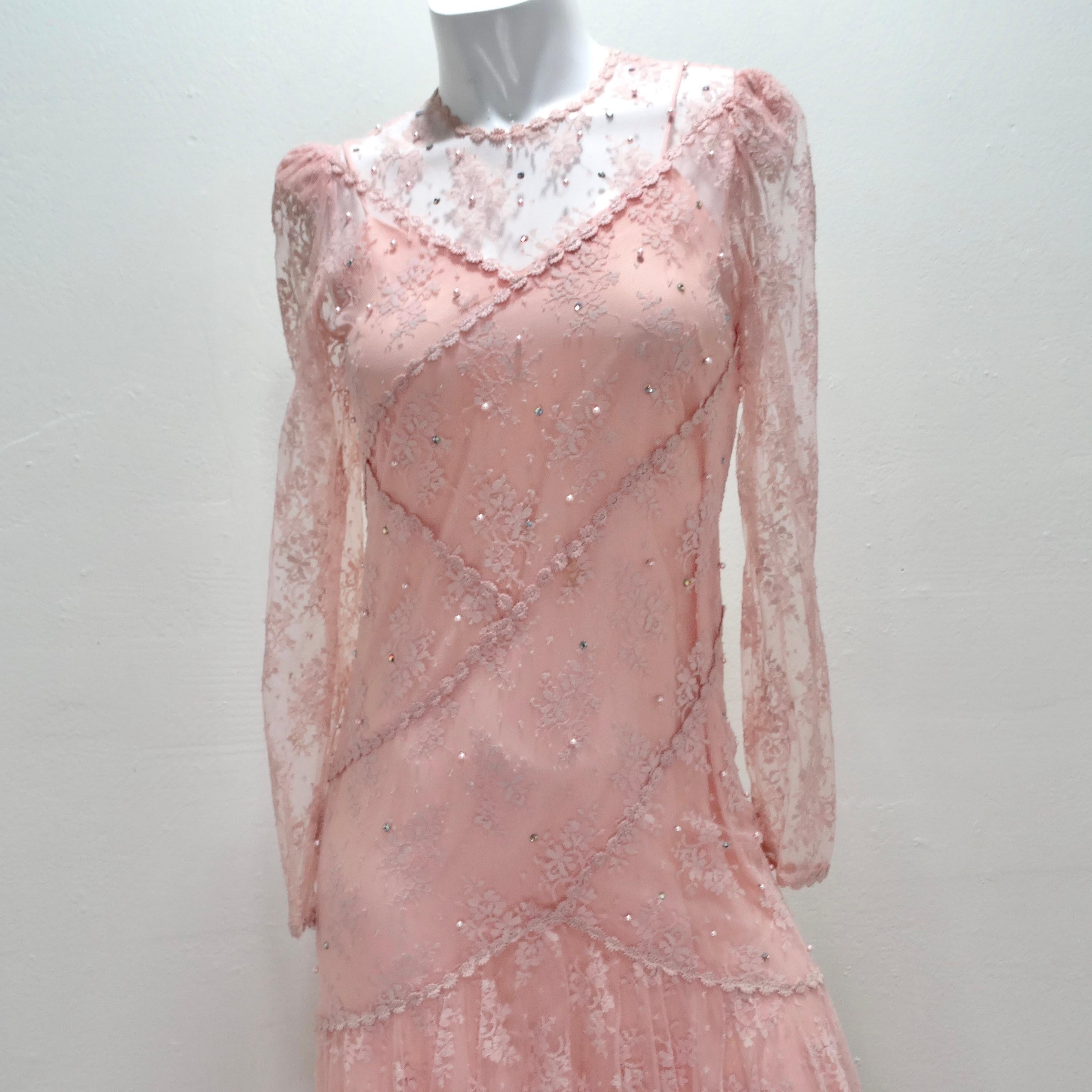 Steigen Sie in eine Zeitmaschine und lassen Sie sich von den fabelhaften 1980er Jahren inspirieren - mit unserem Pink Lace Layered Slip & Long Sleeve Dress. Dieses Vintage-inspirierte Ensemble fängt die Essenz dieser Ära ein und bietet einen