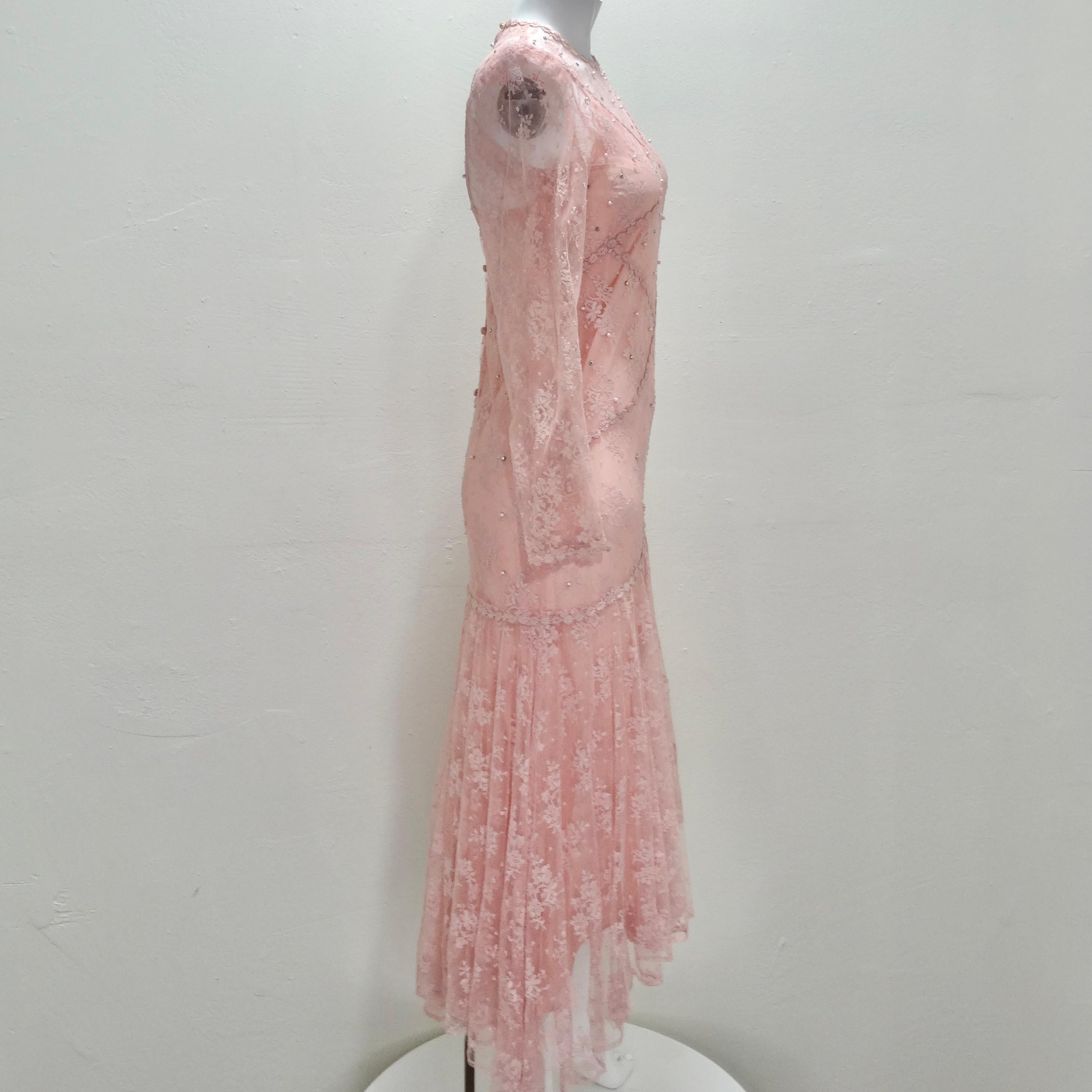 1980er Rosa mehrlagiges Kleid mit langen Ärmeln und Spitzenbesatz für Damen oder Herren im Angebot