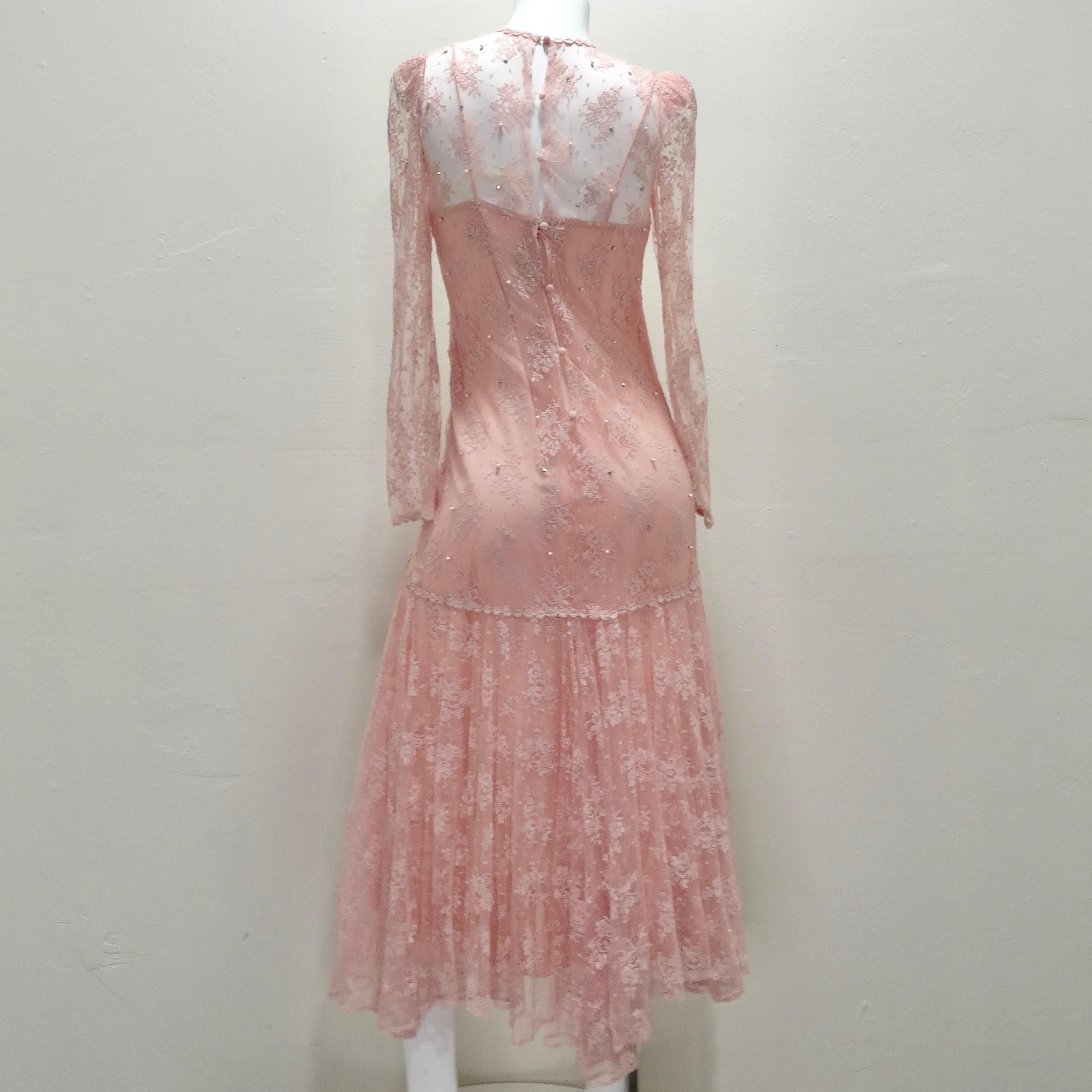 1980er Rosa mehrlagiges Kleid mit langen Ärmeln und Spitzenbesatz im Angebot 2