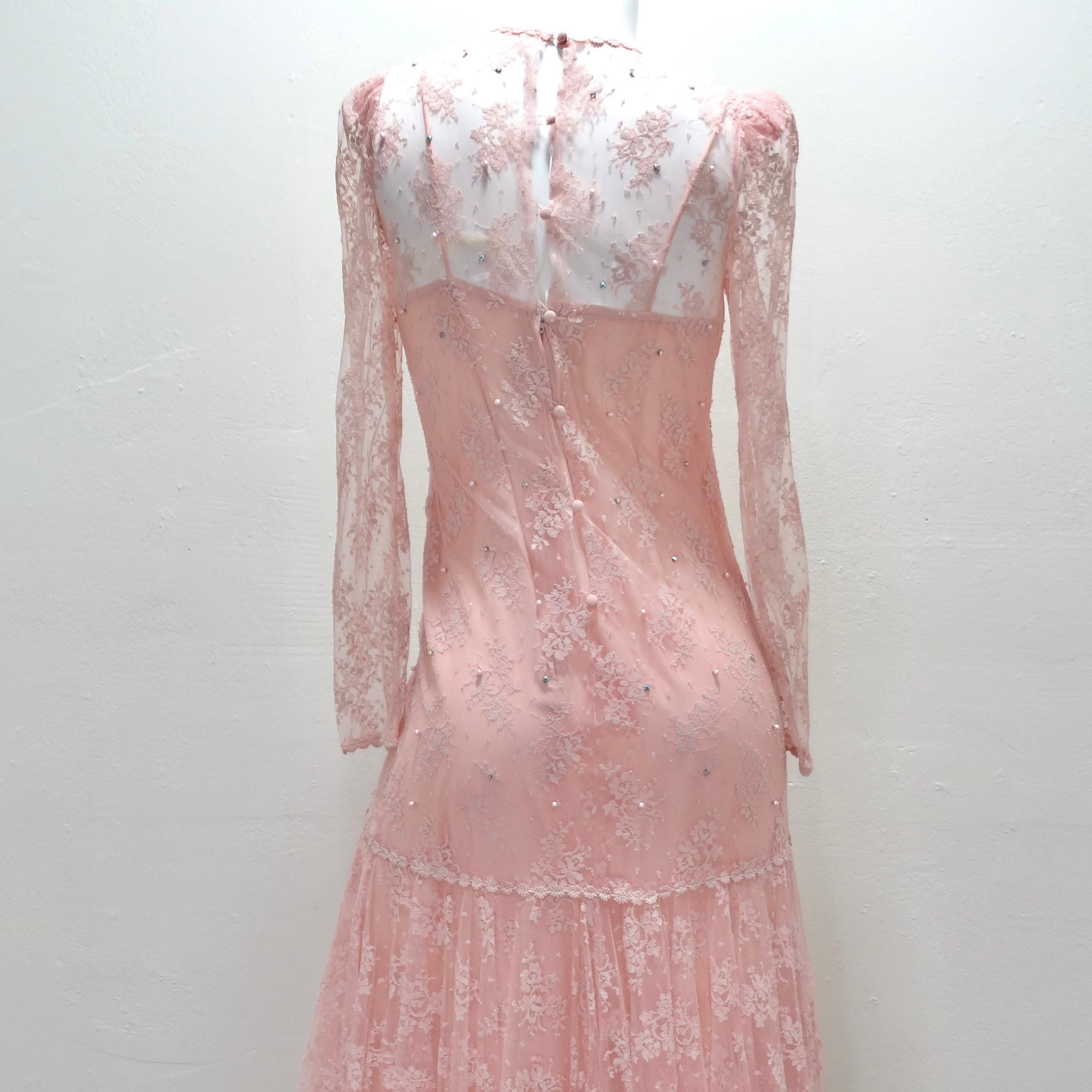 1980er Rosa mehrlagiges Kleid mit langen Ärmeln und Spitzenbesatz im Angebot 3