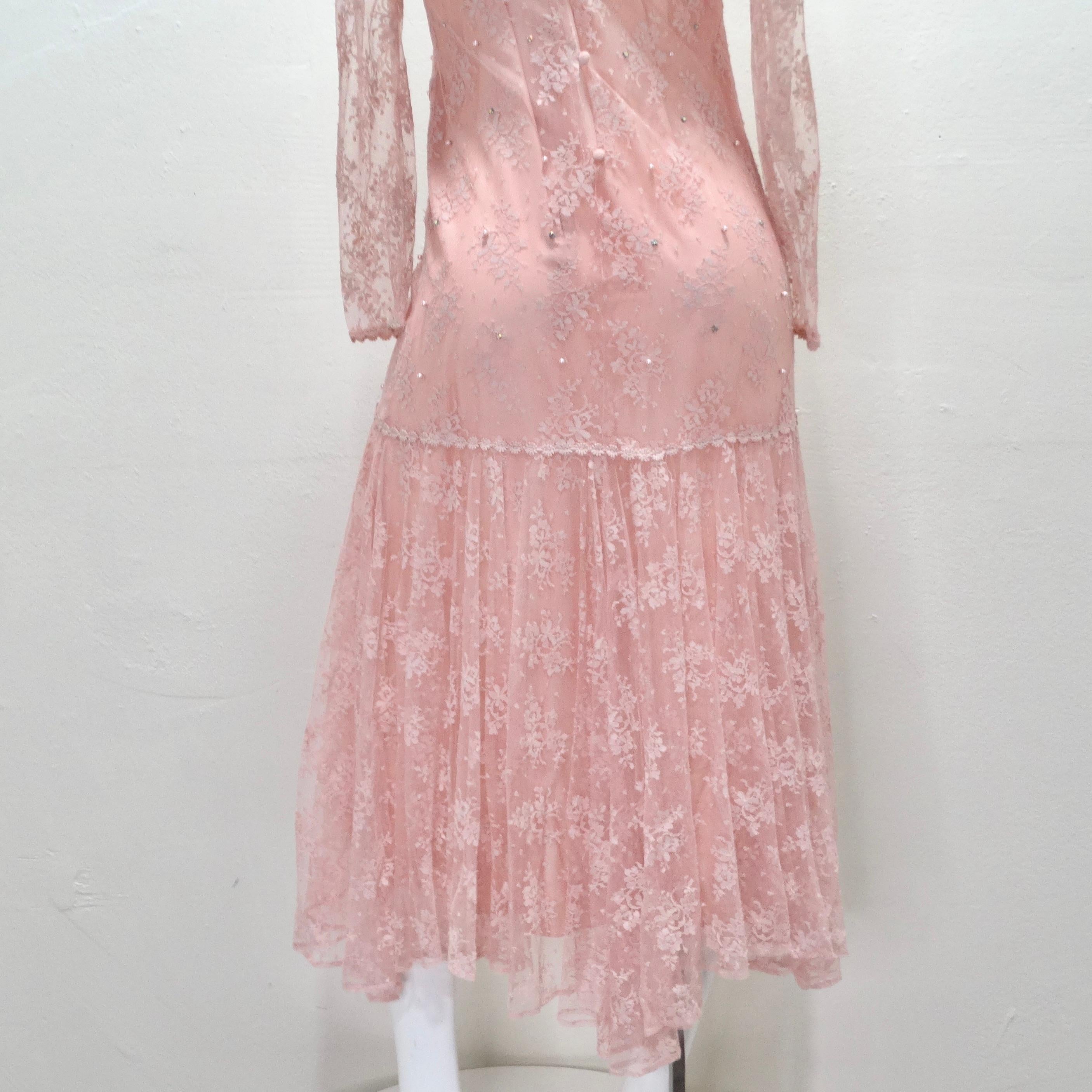 1980er Rosa mehrlagiges Kleid mit langen Ärmeln und Spitzenbesatz im Angebot 4